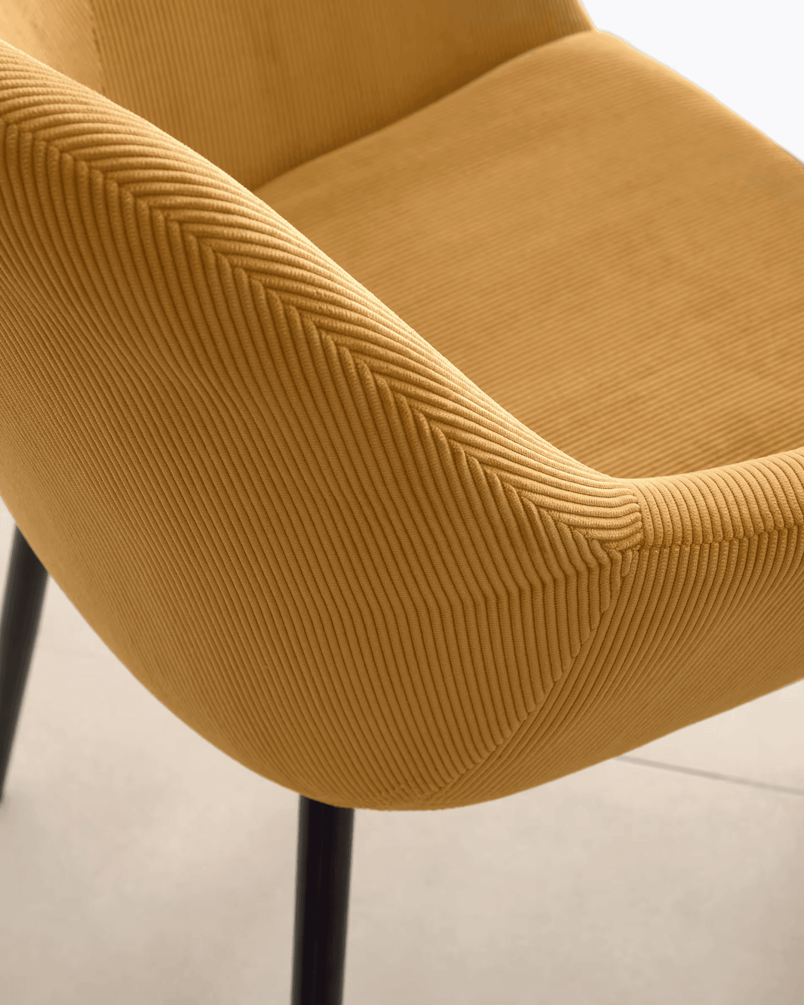 Krzesło sztruksowe KONNA musztardowy z czarną podstawą La Forma    Eye on Design