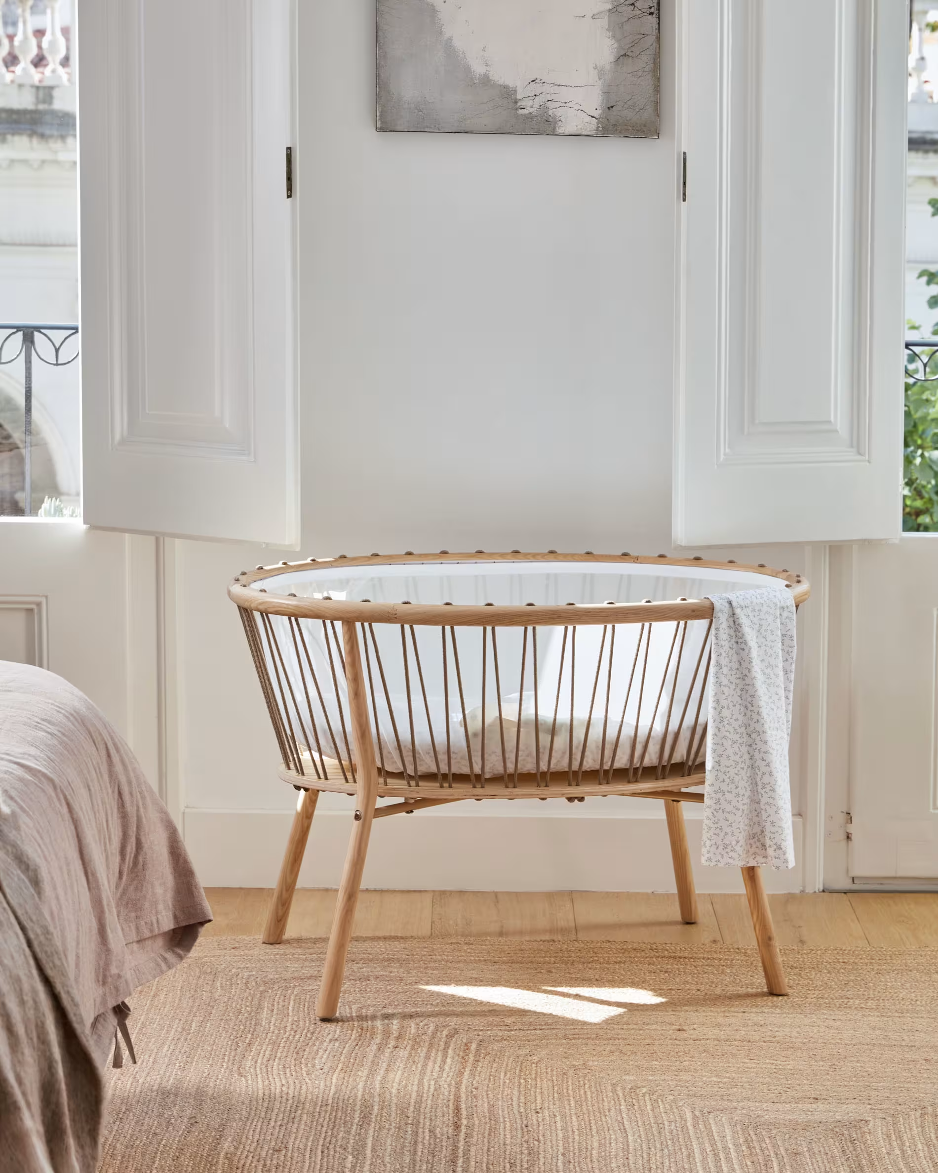 Kosz Mojżesza LEONELA lite drewno jesionowe La Forma    Eye on Design