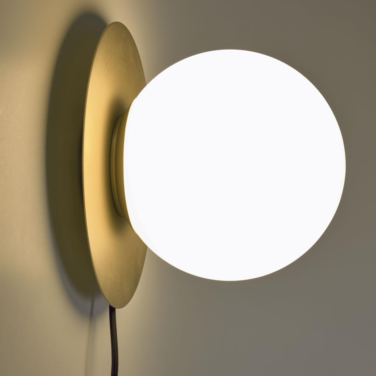 Lampa ścienna MANZ mosiężny La Forma    Eye on Design