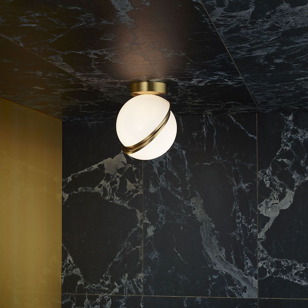 Deckenlampe CRESCENT mit opalisiertem Schirm und Messingdetails