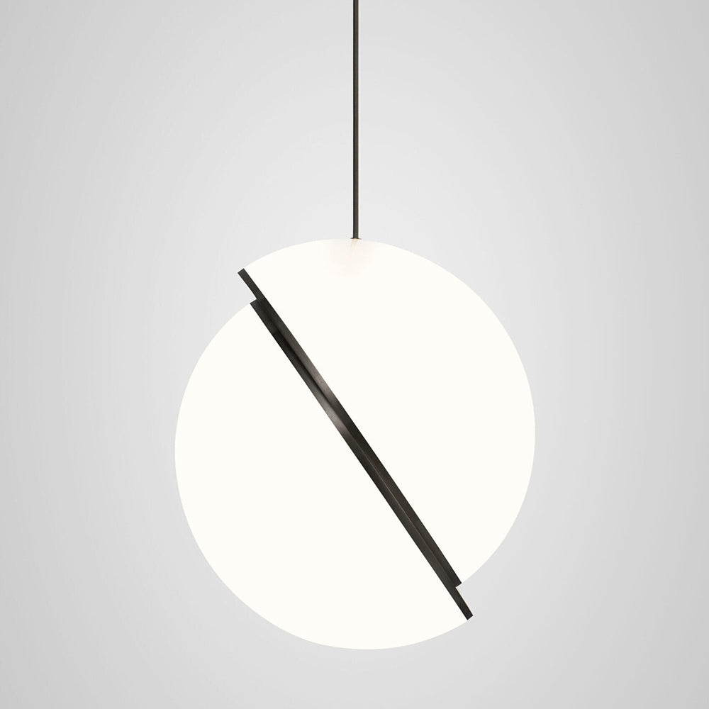 Lampa wisząca CRESCENT opalowy klosz z czernionym mosiądzem