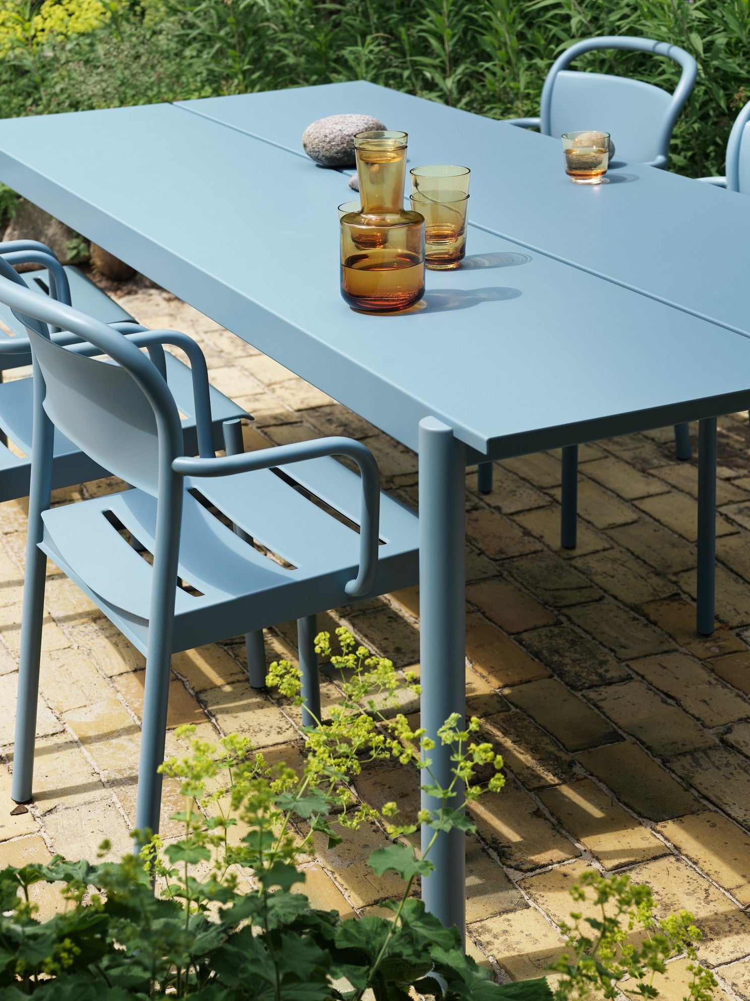 Sessel mit Armlehnen für den Außenbereich LINEAR himmelblau