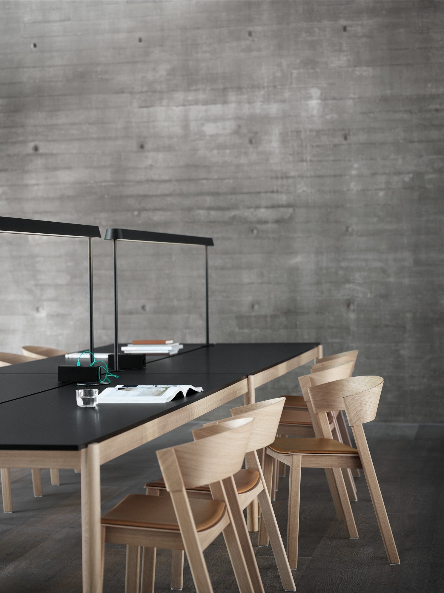 Bürotisch LINEAR SYSTEM - KONFIGURATION 1 schwarzes Nanolaminat mit Eichenbasis