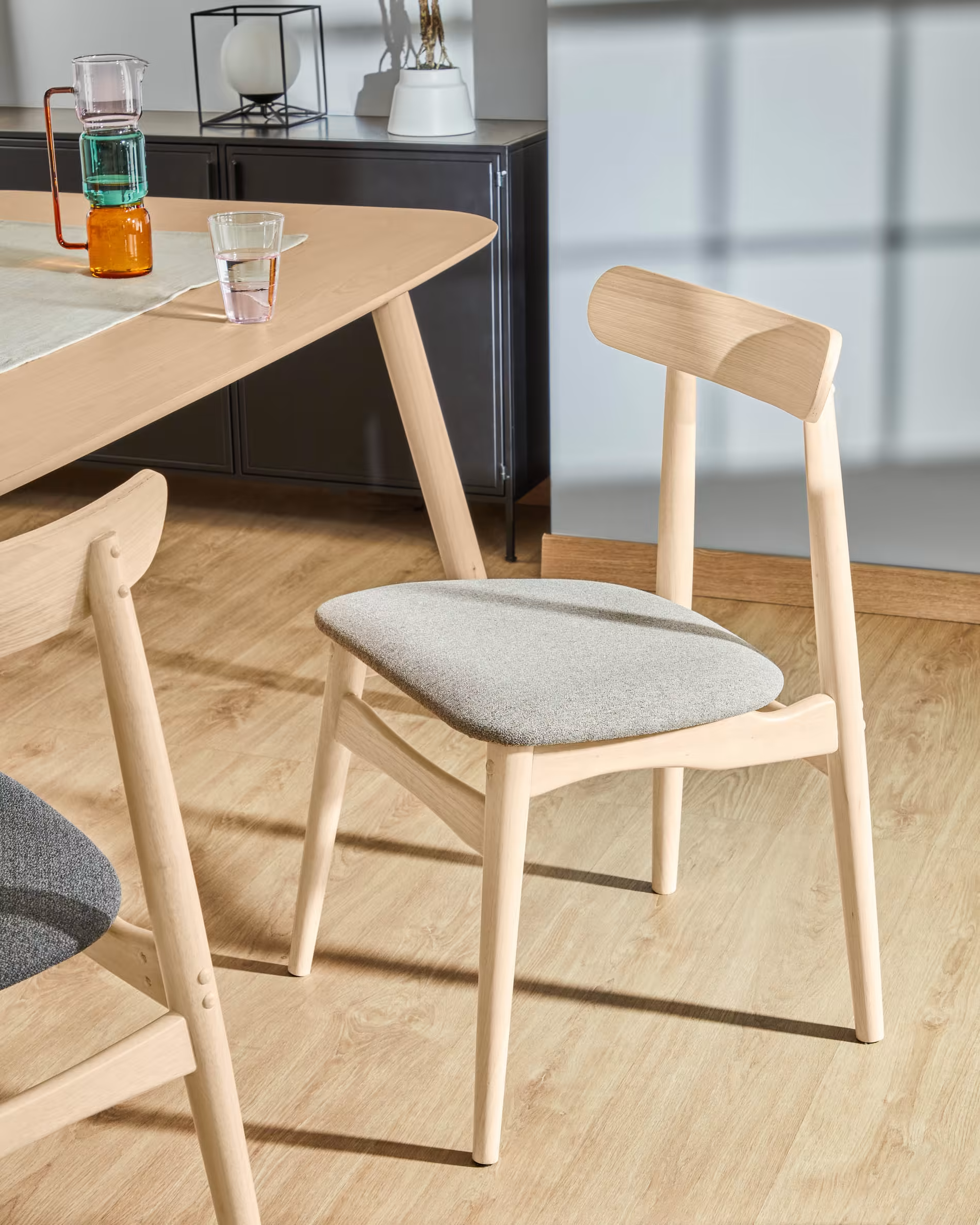 Krzesło NAYME beżowy [sprzedawany pod CC1344AB12 x2] La Forma    Eye on Design