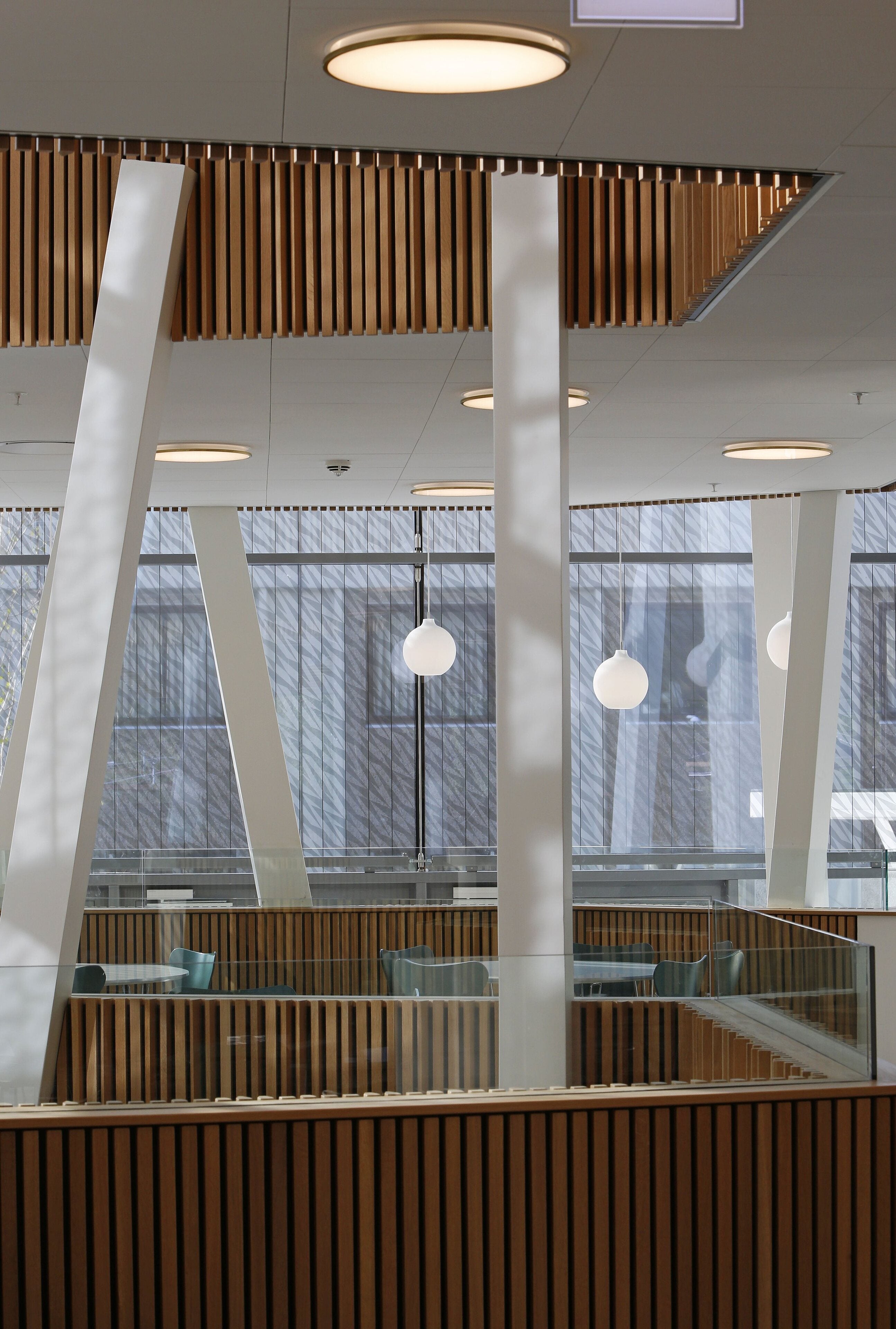 Plafon AJ MUNKEGAARD biały z mosiężnym wykończeniem