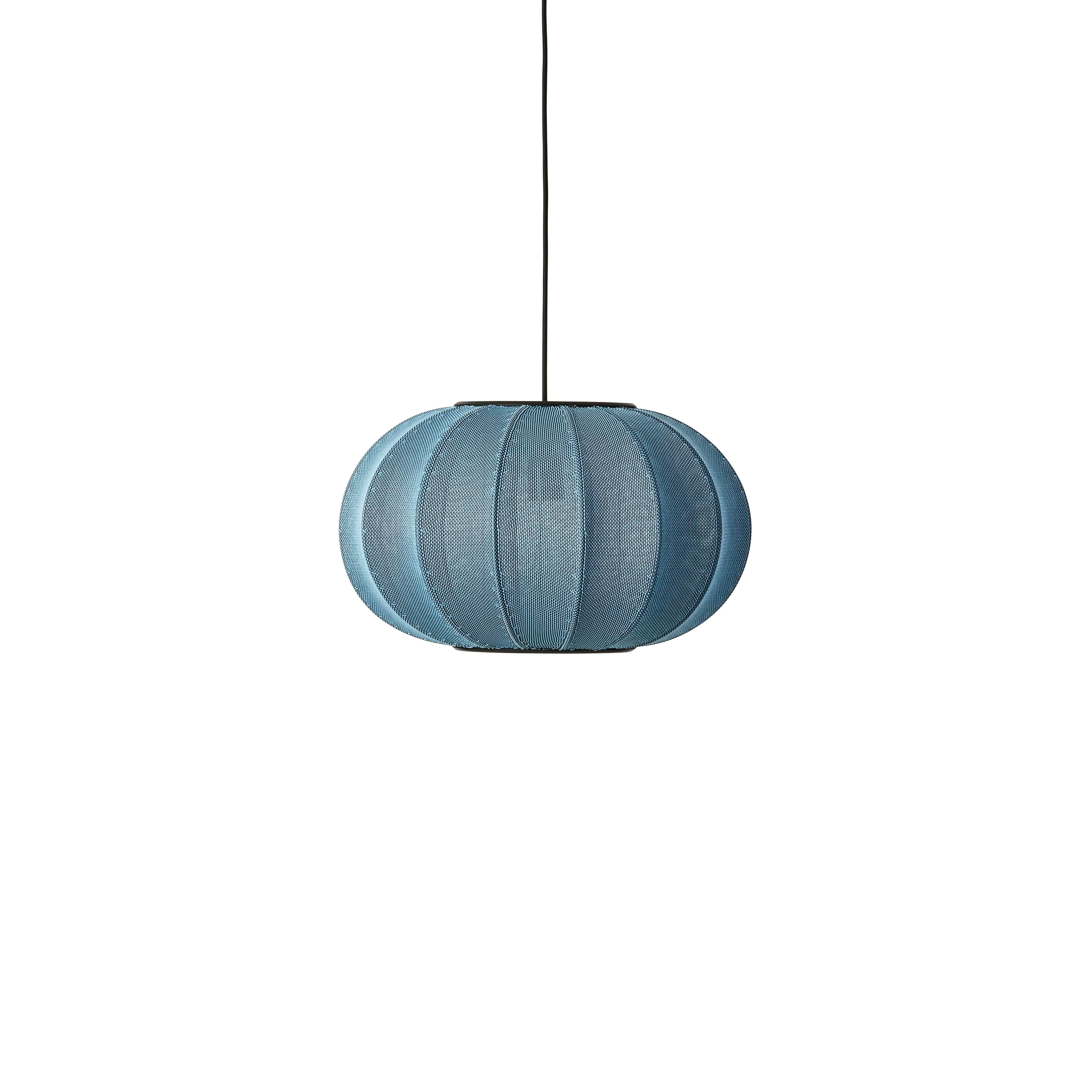 Oval blau hängende Lampe mit Strickwit.