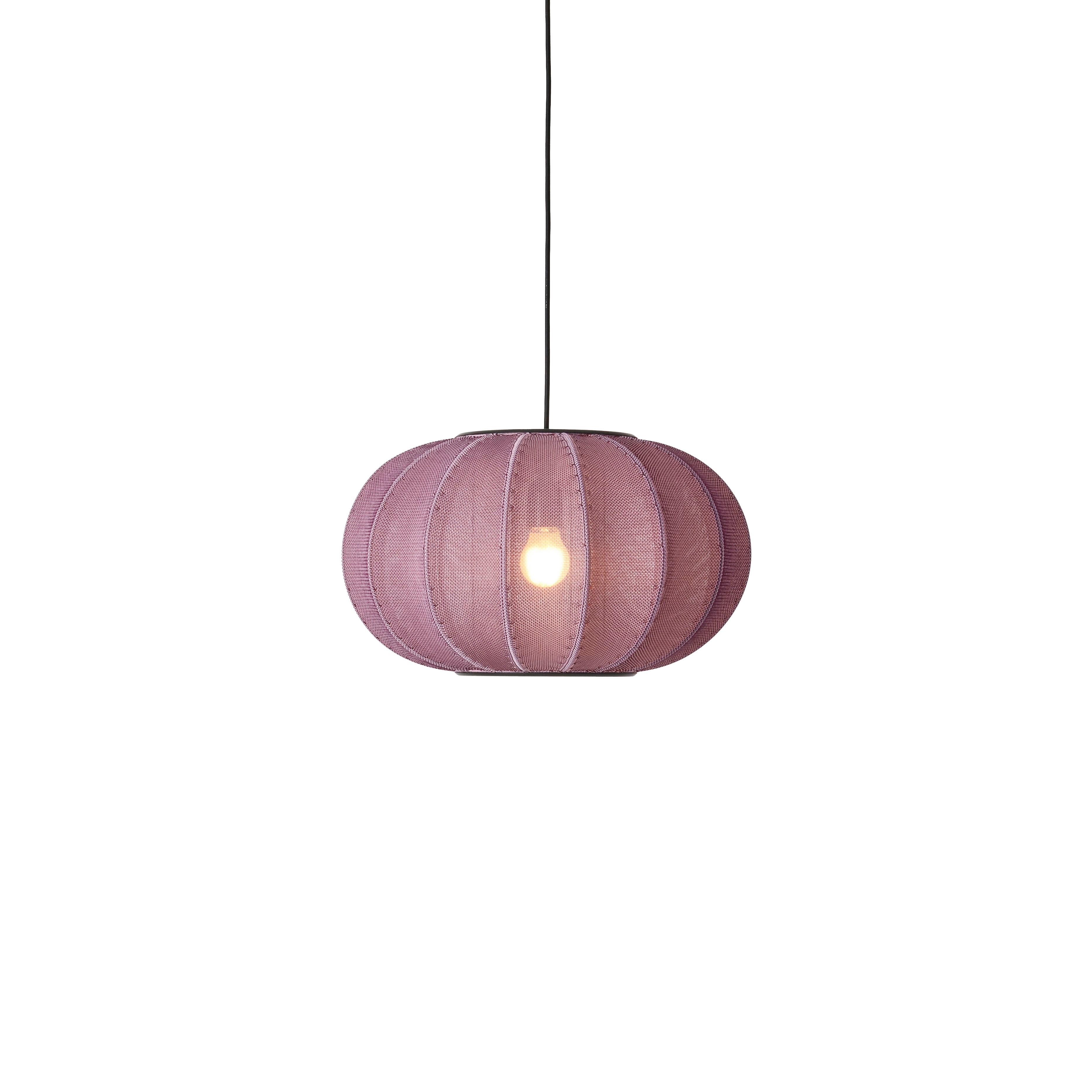 Ovale Burgunder-Hang-Lampe mit Strickwit.