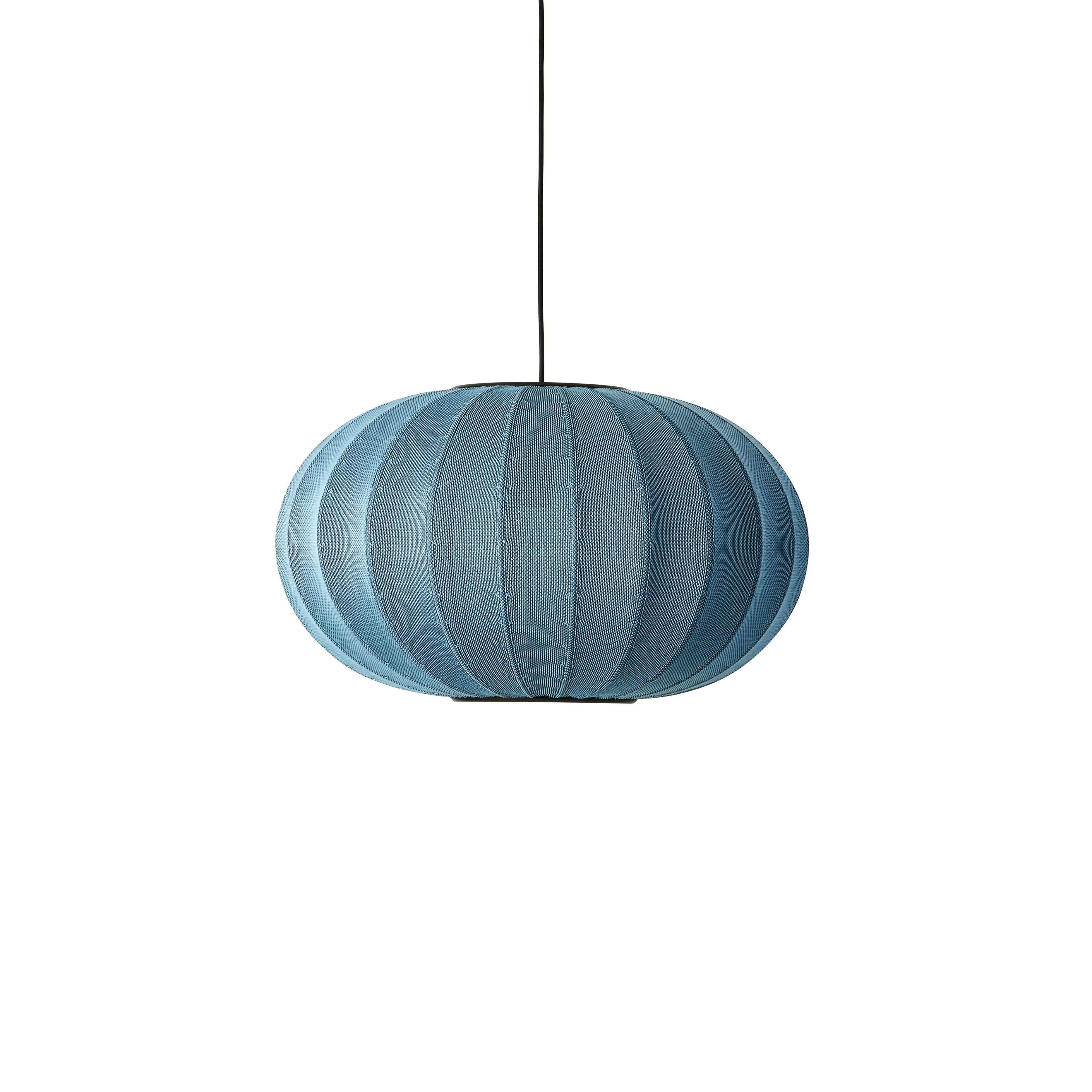 Oval blau hängende Lampe mit Strickwit.