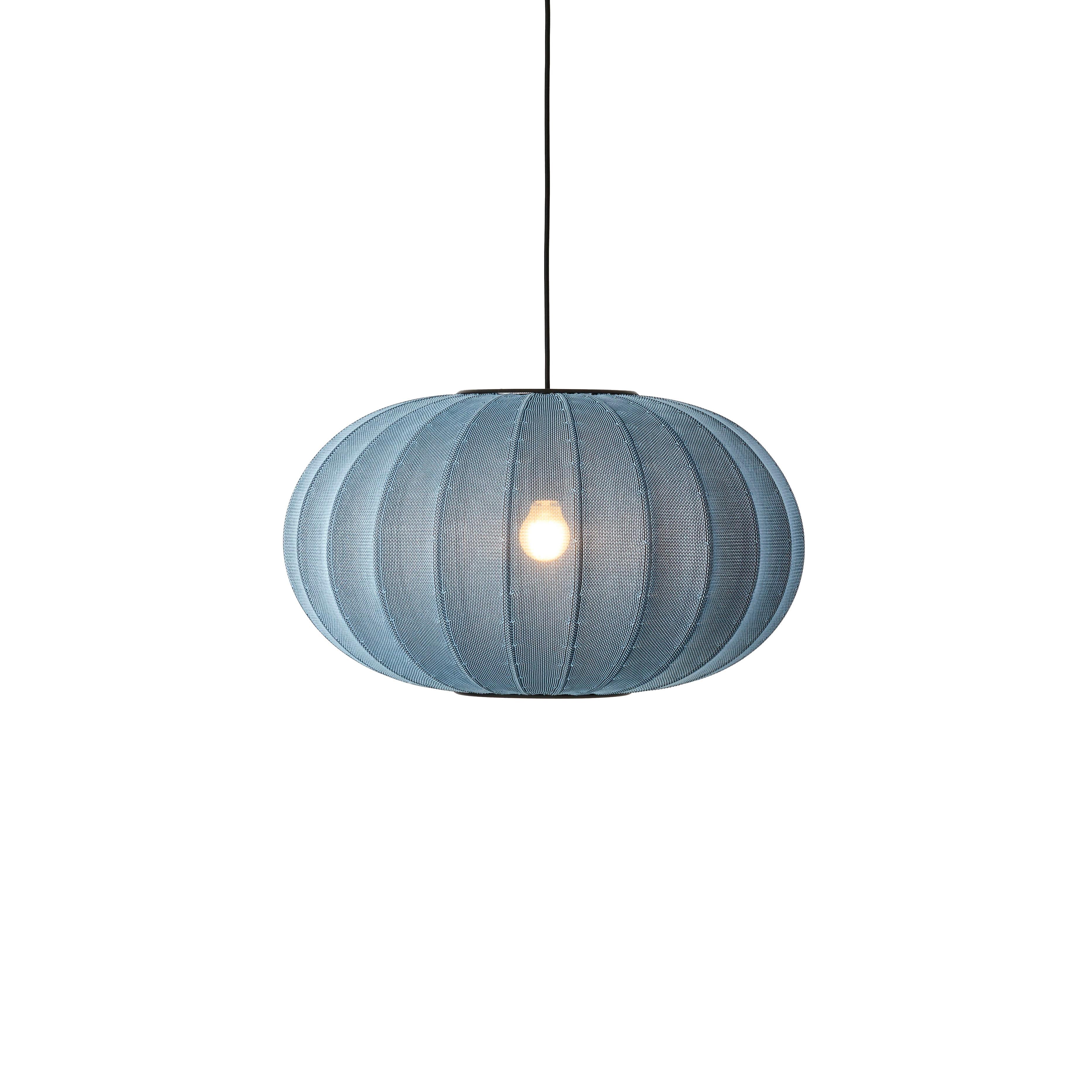 Oval blau hängende Lampe mit Strickwit.