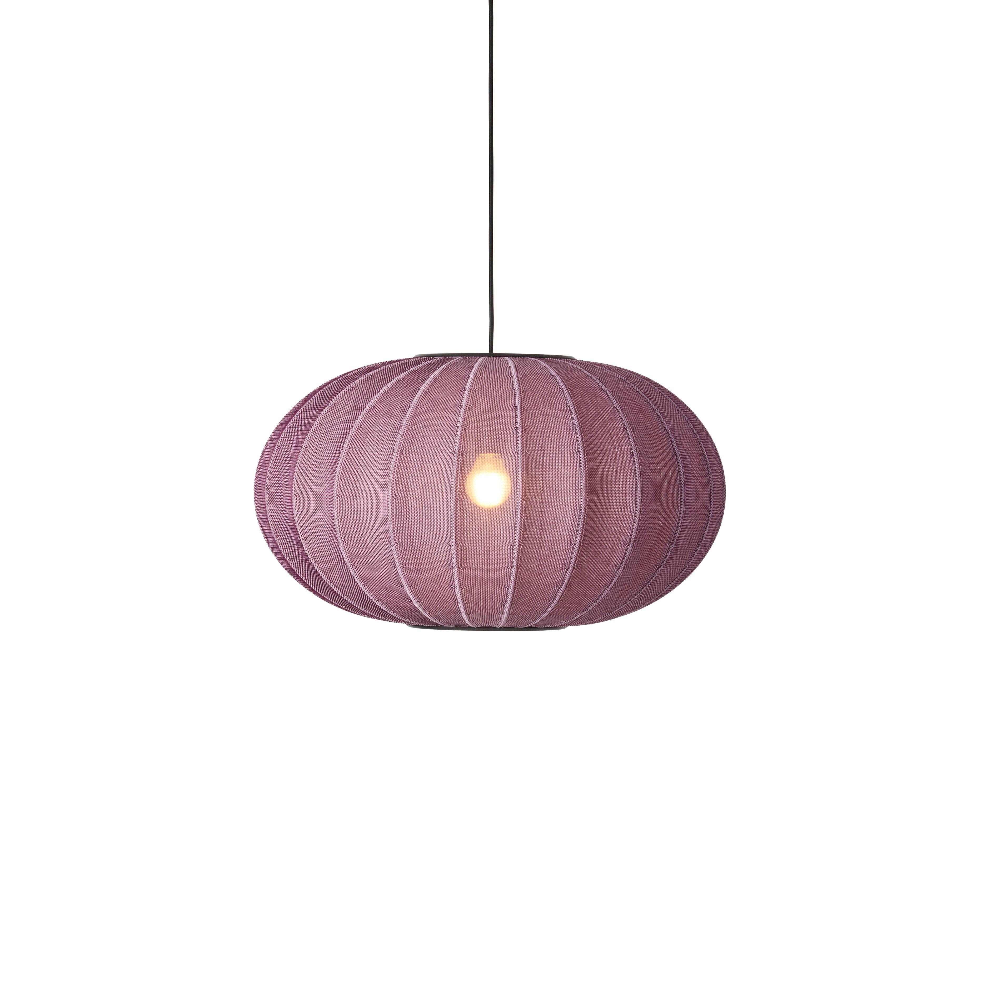 Ovale Burgunder-Hang-Lampe mit Strickwit.