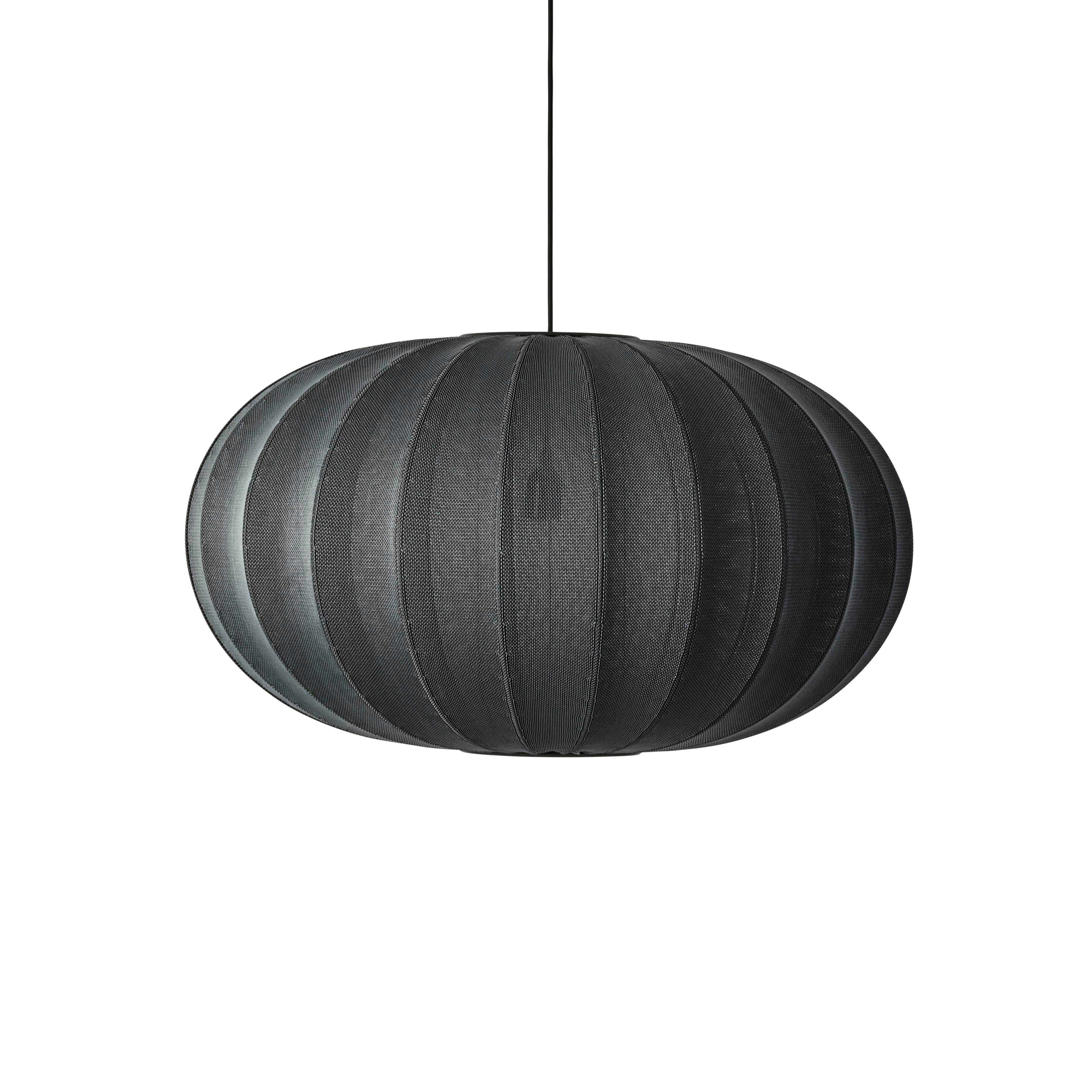 Ovale schwarze Hanglampe mit Strickwit.