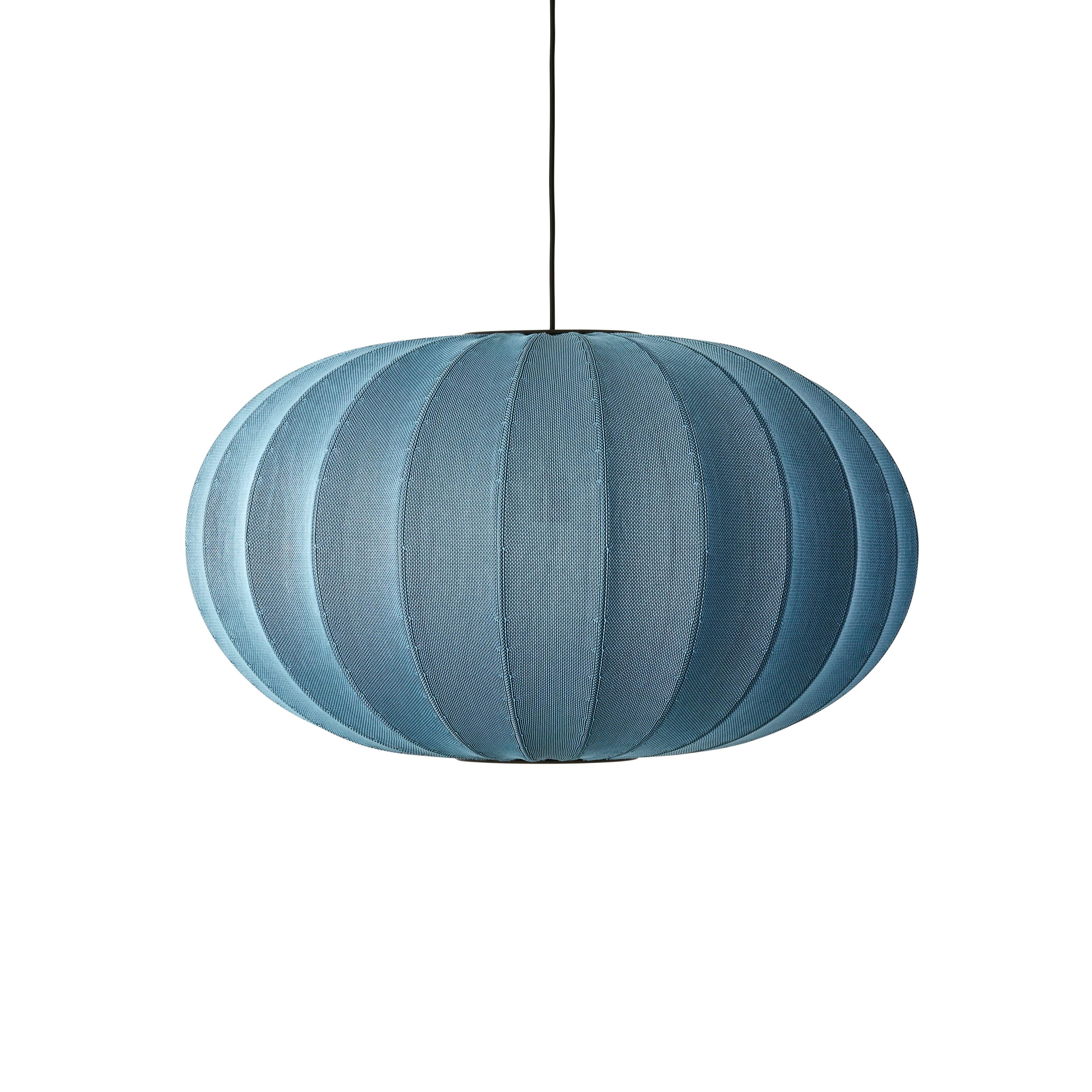 Oval blau hängende Lampe mit Strickwit.