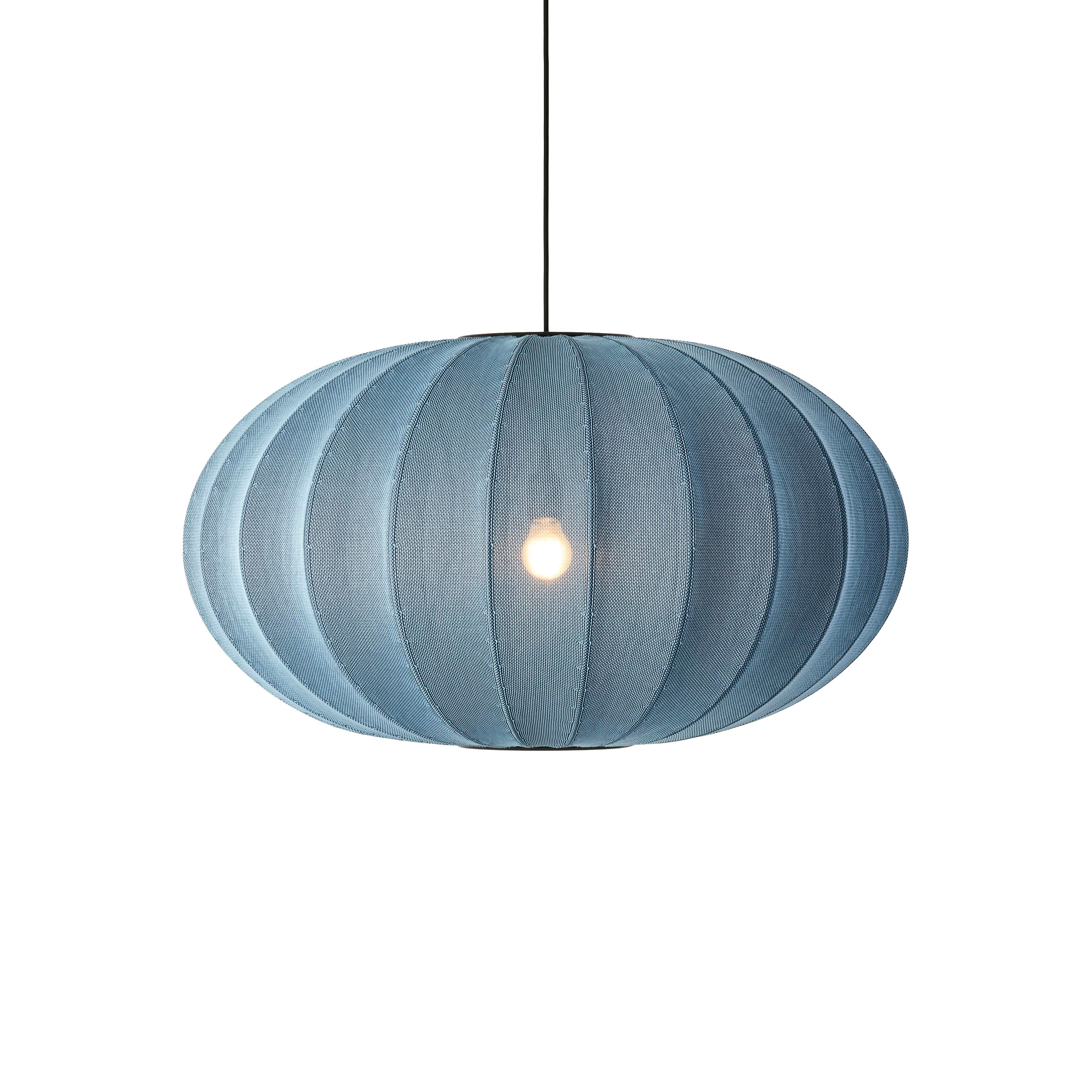 Oval blau hängende Lampe mit Strickwit.