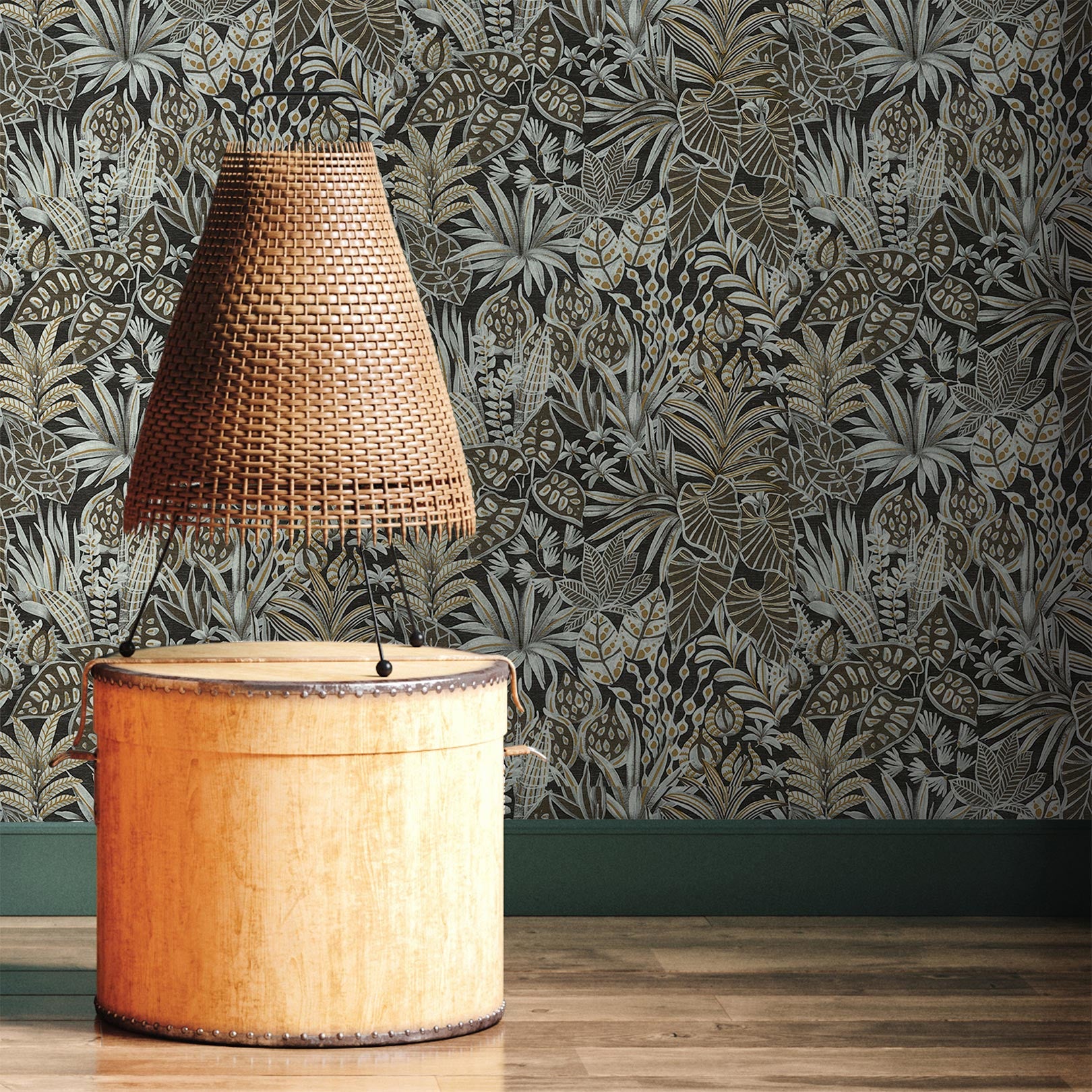 Strukturtapete mit pflanzlichem Blattmotiv MADHUCA - NOIR schwarz mit Gold
