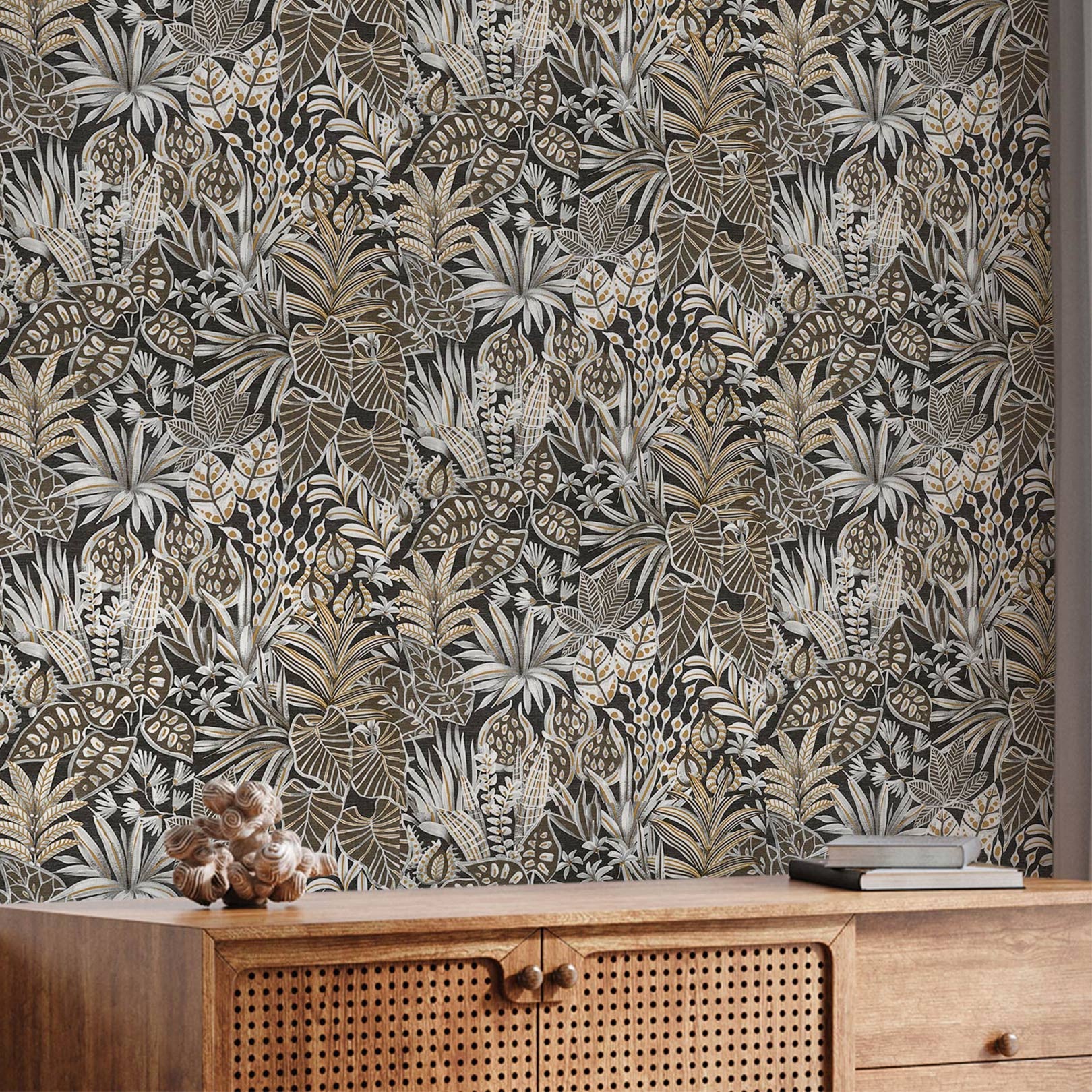 Strukturtapete mit pflanzlichem Blattmotiv MADHUCA - NOIR schwarz mit Gold