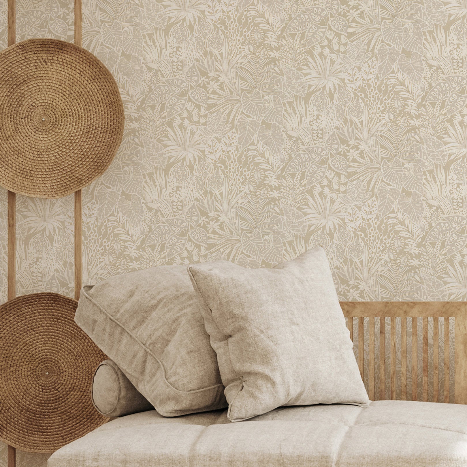 Strukturierte Tapete mit pflanzlichem Blattmotiv MADHUCA - SABLE sandfarben
