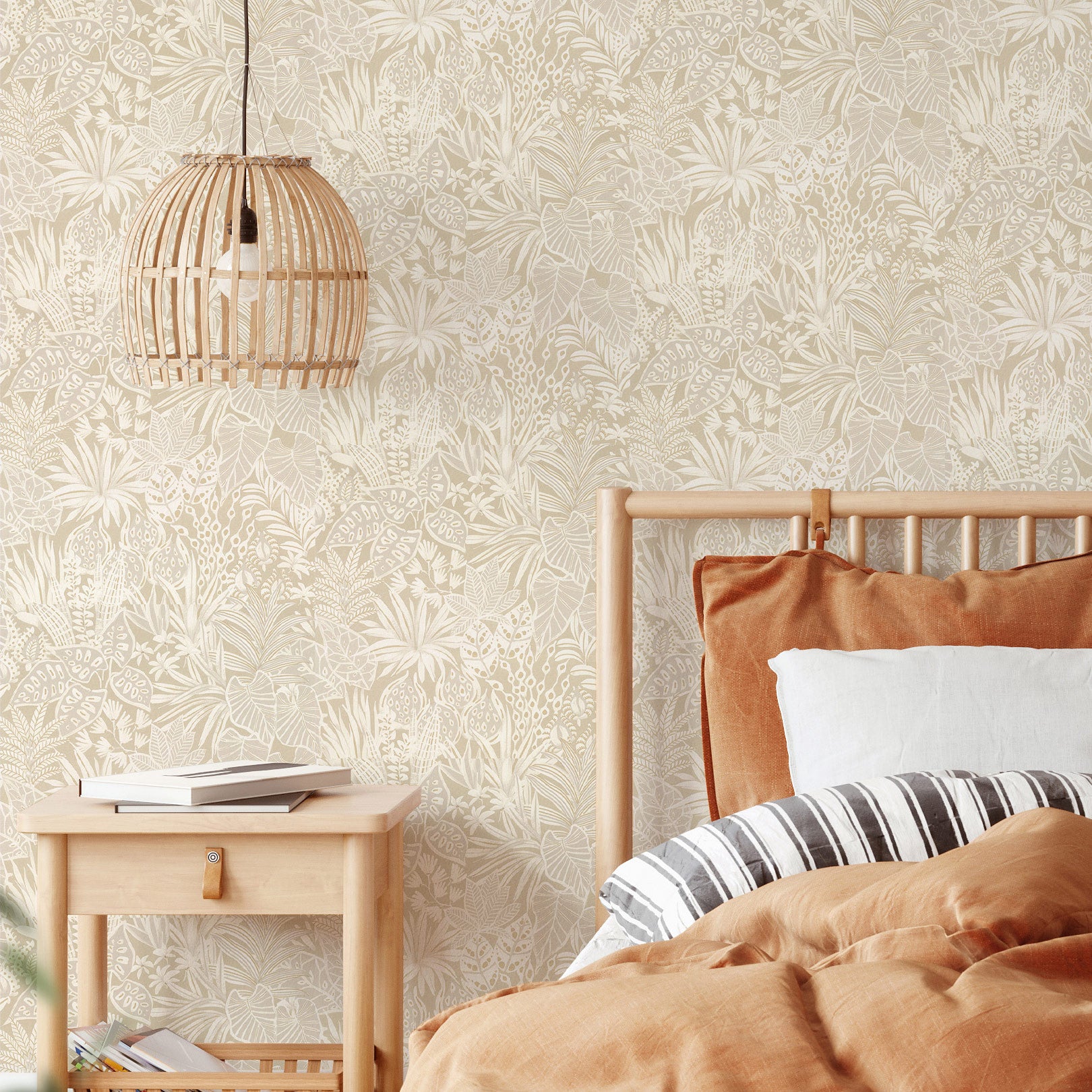 Strukturierte Tapete mit pflanzlichem Blattmotiv MADHUCA - SABLE sandfarben
