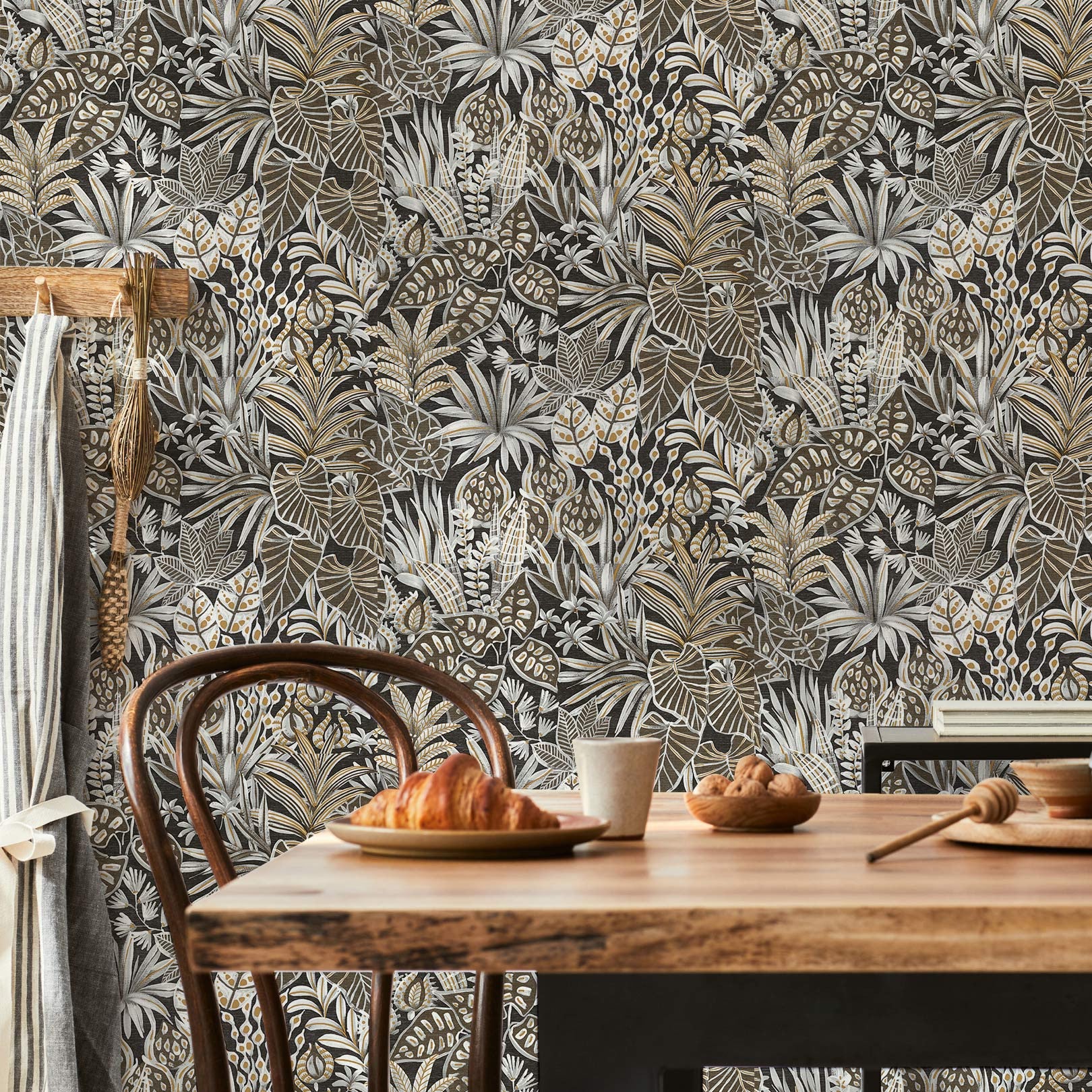 Strukturtapete mit pflanzlichem Blattmotiv MADHUCA - NOIR schwarz mit Gold