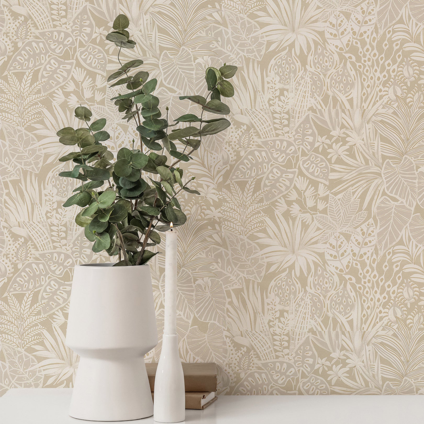 Strukturierte Tapete mit pflanzlichem Blattmotiv MADHUCA - SABLE sandfarben