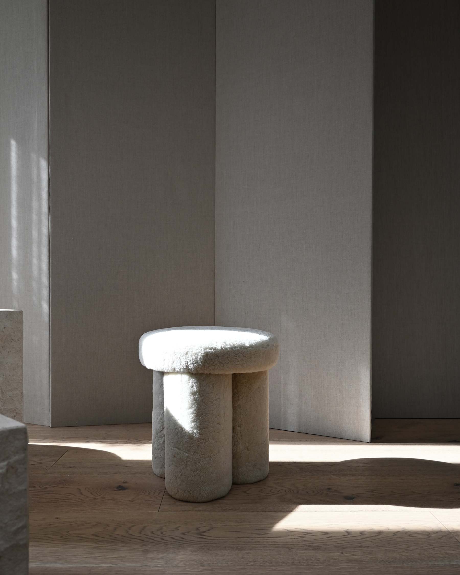 Big Foot Sheepskin Sands stool [Klaudia]