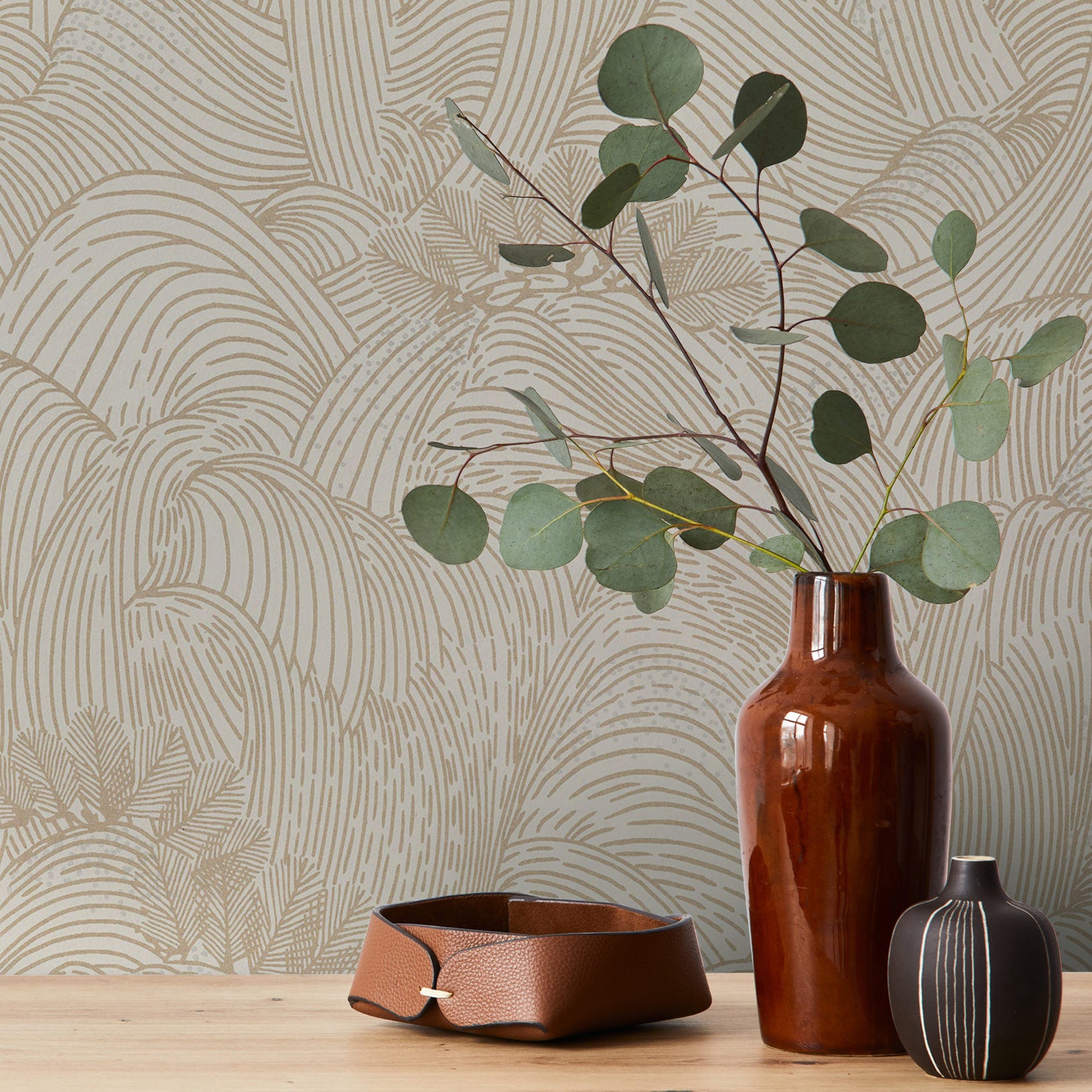 Strukturtapete mit abstraktem Wellenmuster MARÉE HAUTE - WEISS/GOLD weiß mit goldenen Akzenten