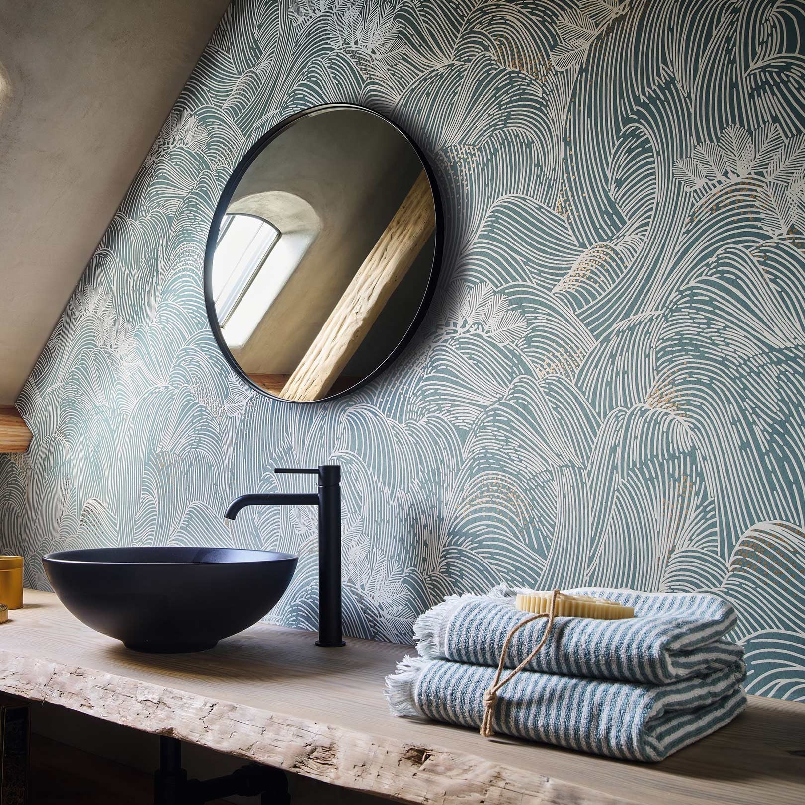 Strukturtapete mit abstraktem Wellenmuster MARÉE HAUTE - BLEU PERSAN blau mit weiß