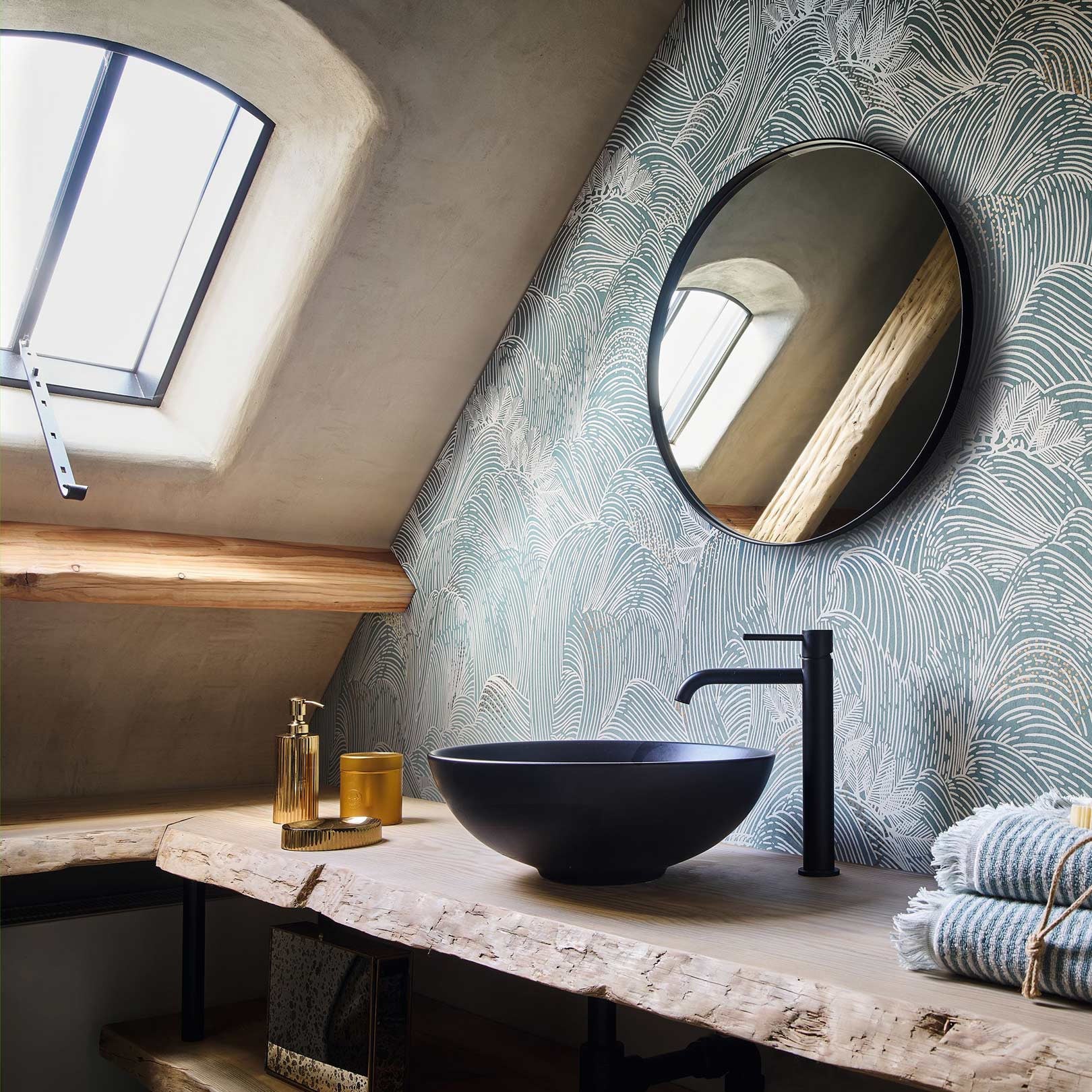 Strukturtapete mit abstraktem Wellenmuster MARÉE HAUTE - BLEU PERSAN blau mit weiß