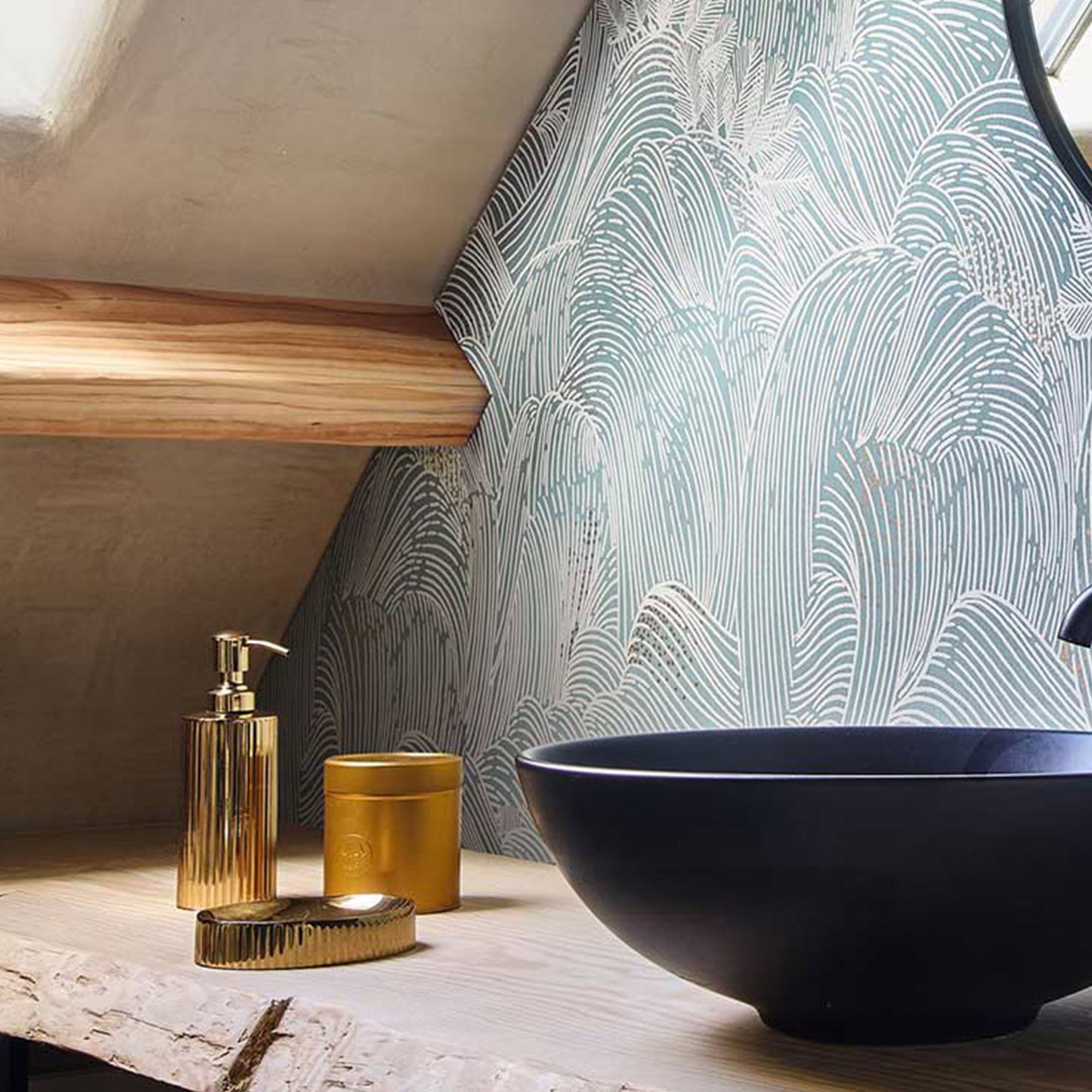 Strukturtapete mit abstraktem Wellenmuster MARÉE HAUTE - BLEU PERSAN blau mit weiß