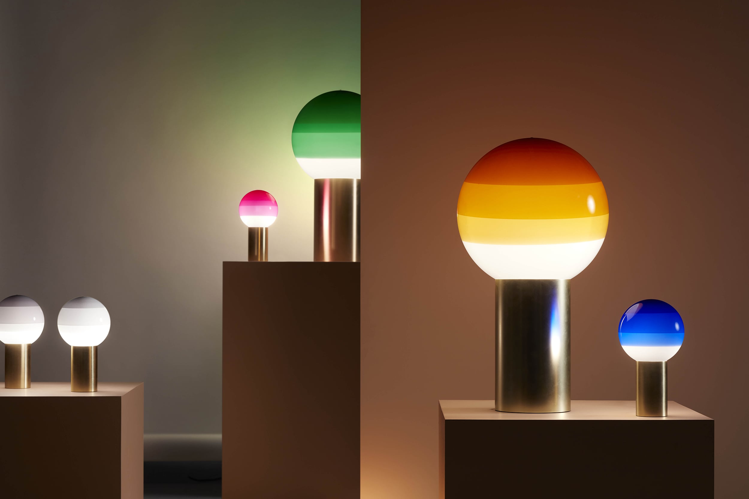 Tischlampe DIPPING creme mit goldenem Fuß