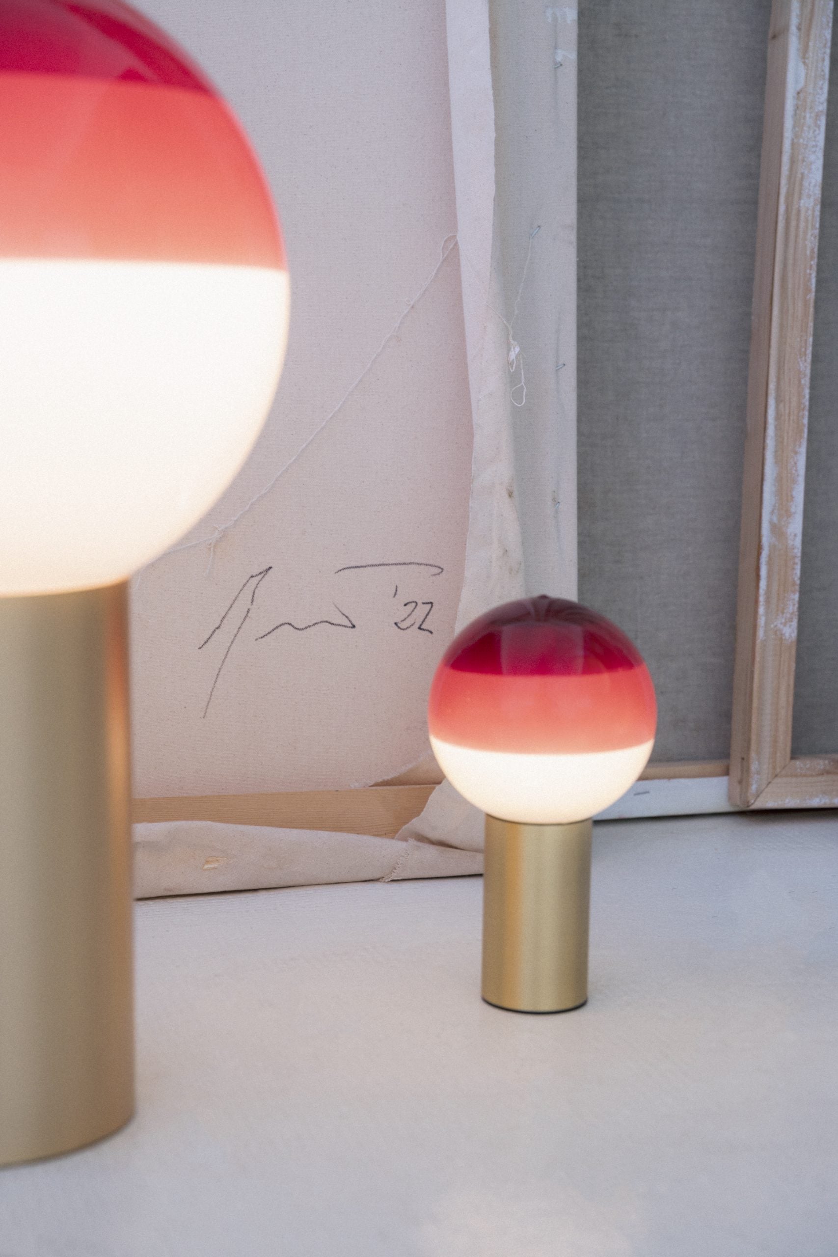 Tischlampe DIPPING burgunderrot mit goldenem Fuß