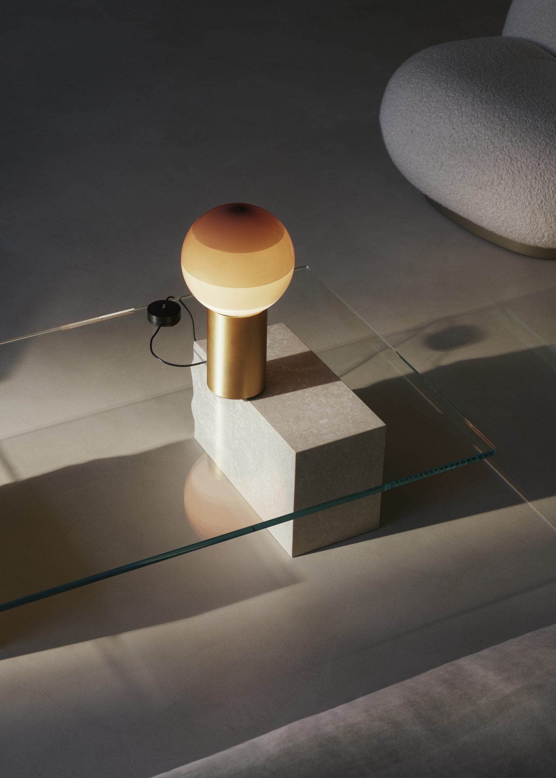 Tischlampe DIPPING creme mit goldenem Fuß