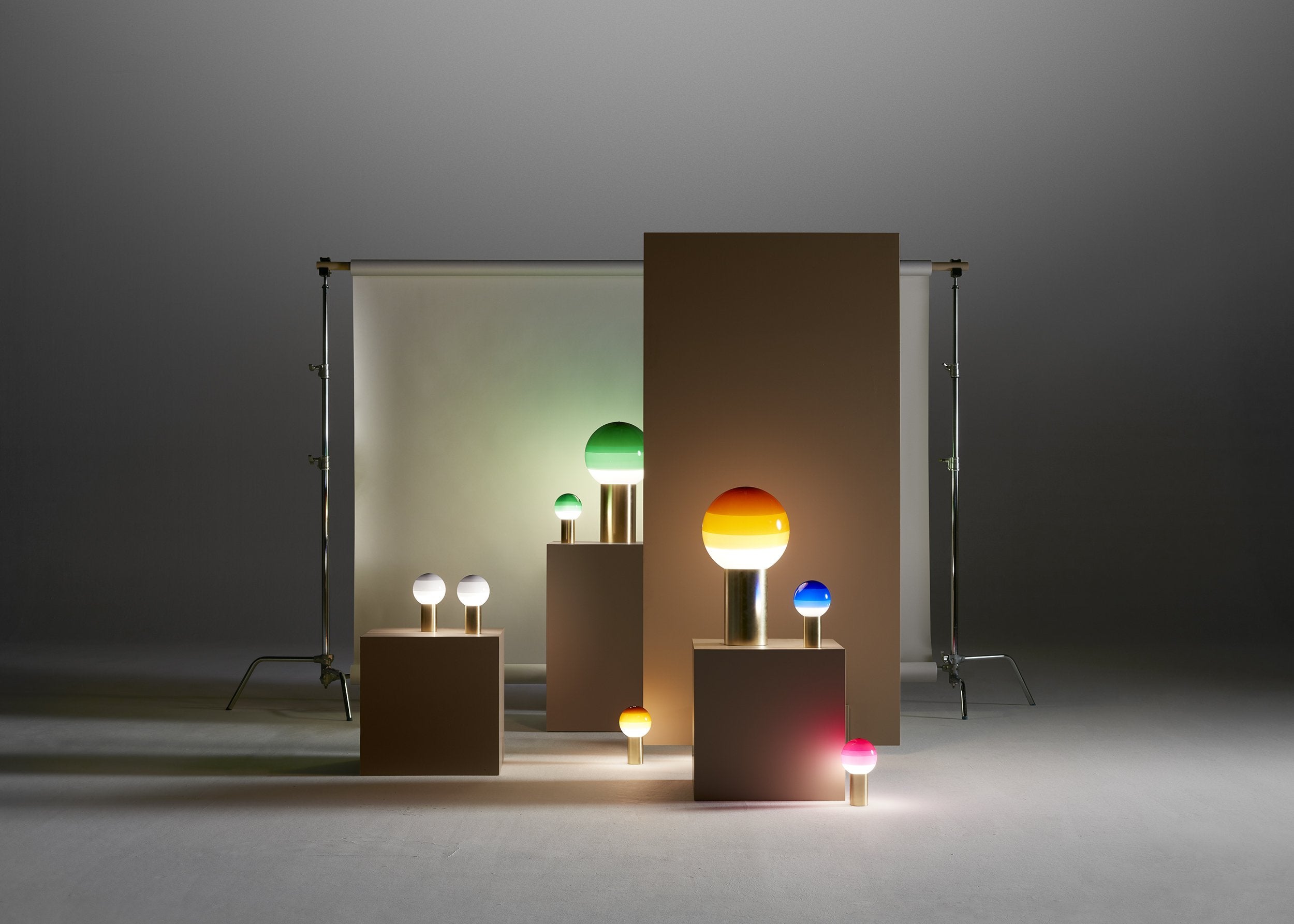 Tischlampe DIPPING bernsteinfarben mit goldenem Fuß