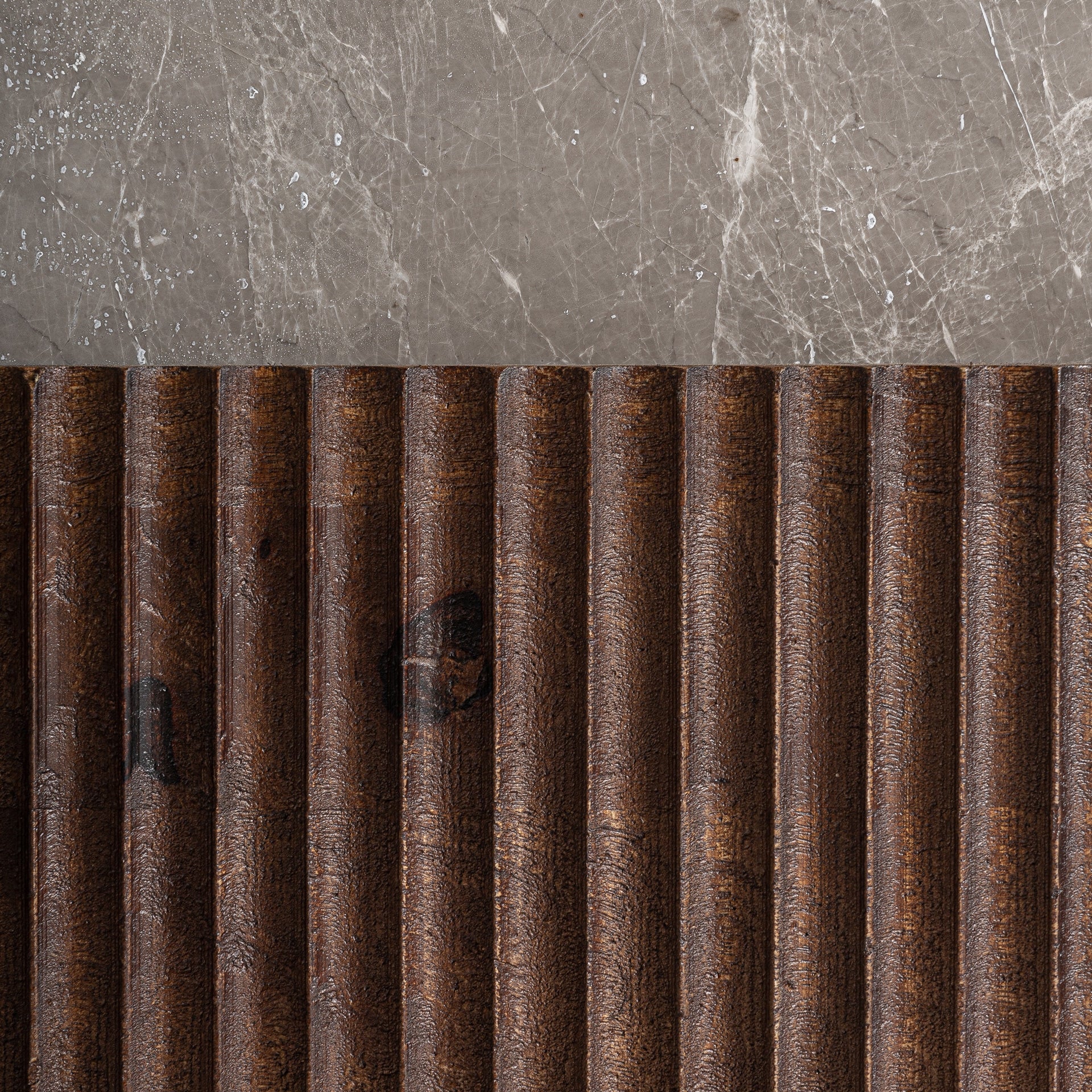 Beistelltisch ANZEX aus Mangoholz mit grauem Marmor