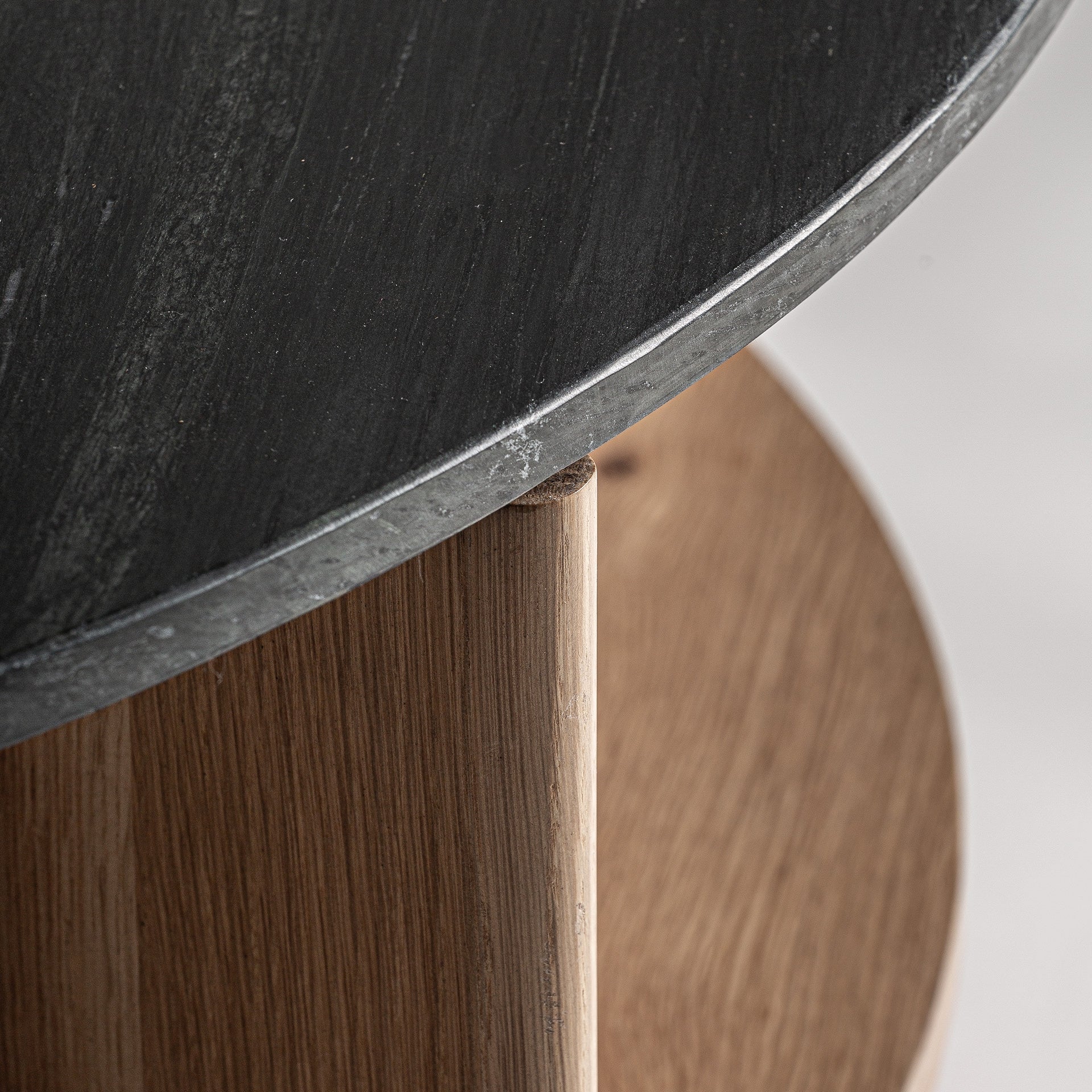 Kaffeetisch NARA aus Eichenholz mit schwarzer Travertinplatte