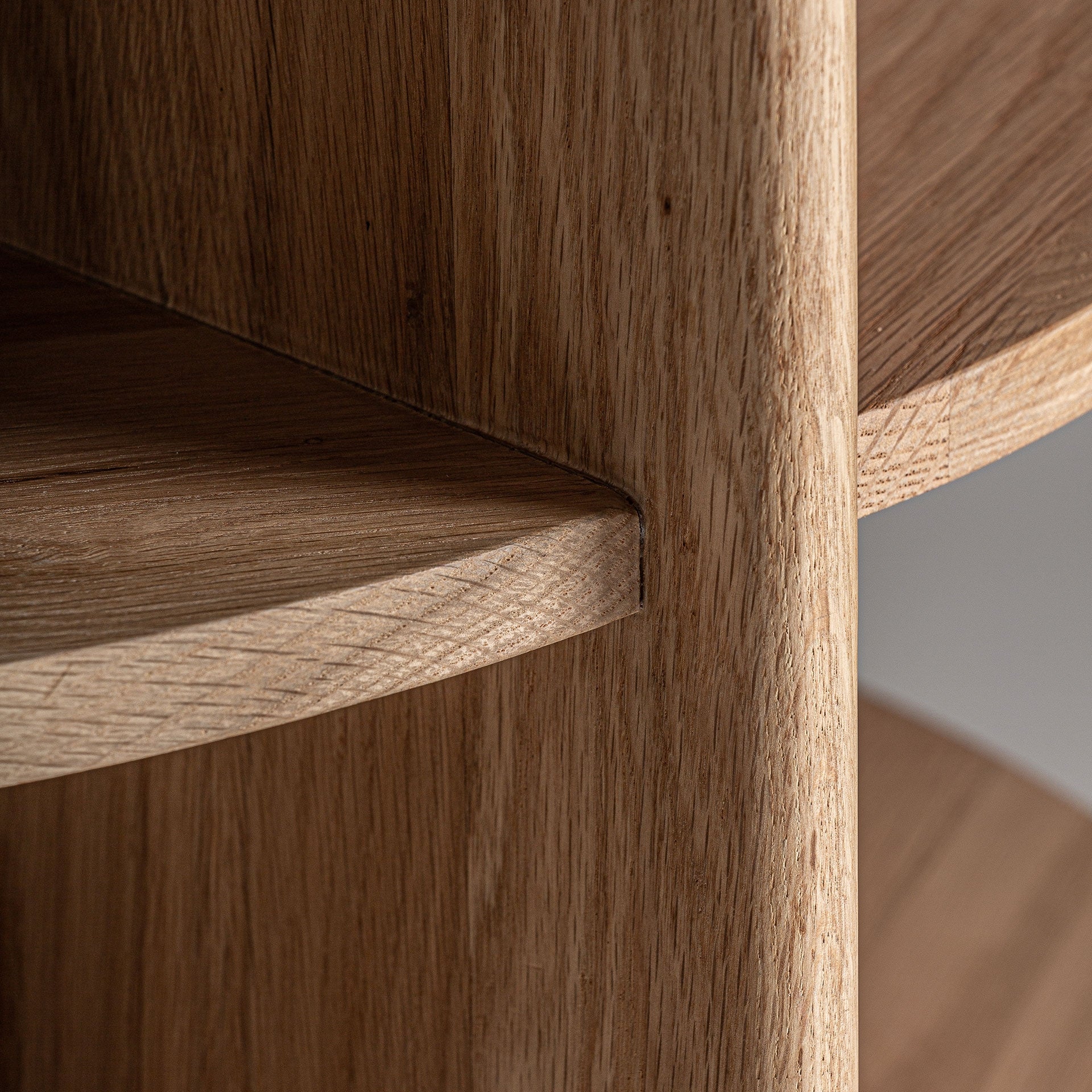 Beistelltisch NARA aus Eichenholz mit schwarzer Marmorplatte