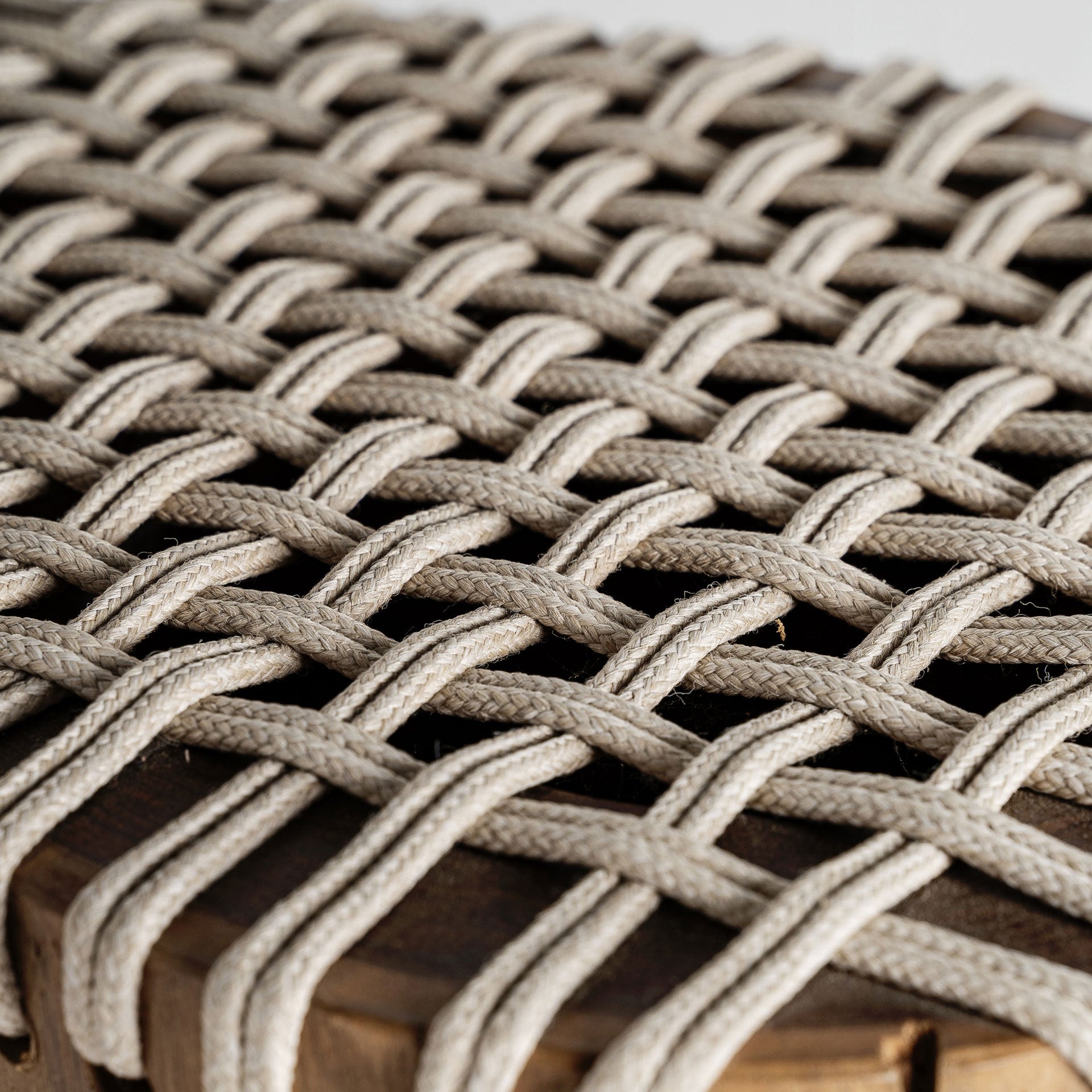 Beistelltisch OBERNAI aus Suarholz mit beigem Schnur