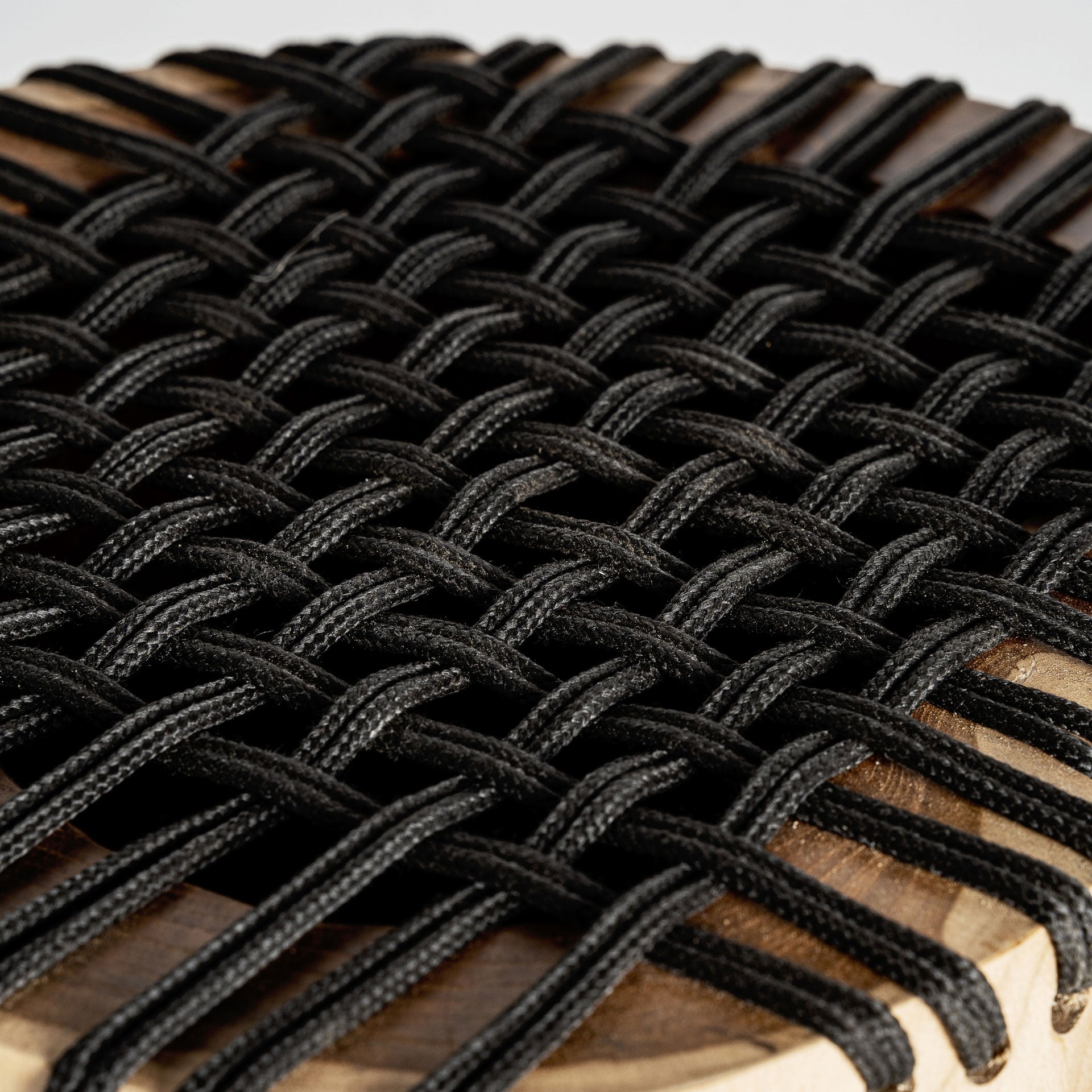 Beistelltisch OBERNAI Suarholz mit schwarzem Schnurband