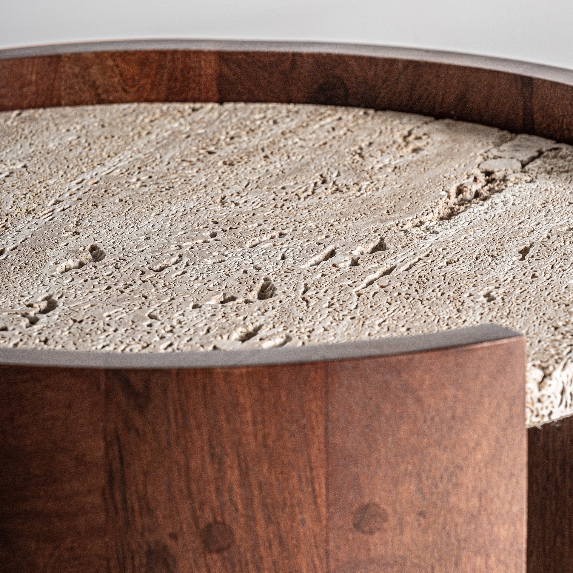 Beistelltisch TIVOLI aus Mangoholz mit Travertinplatte