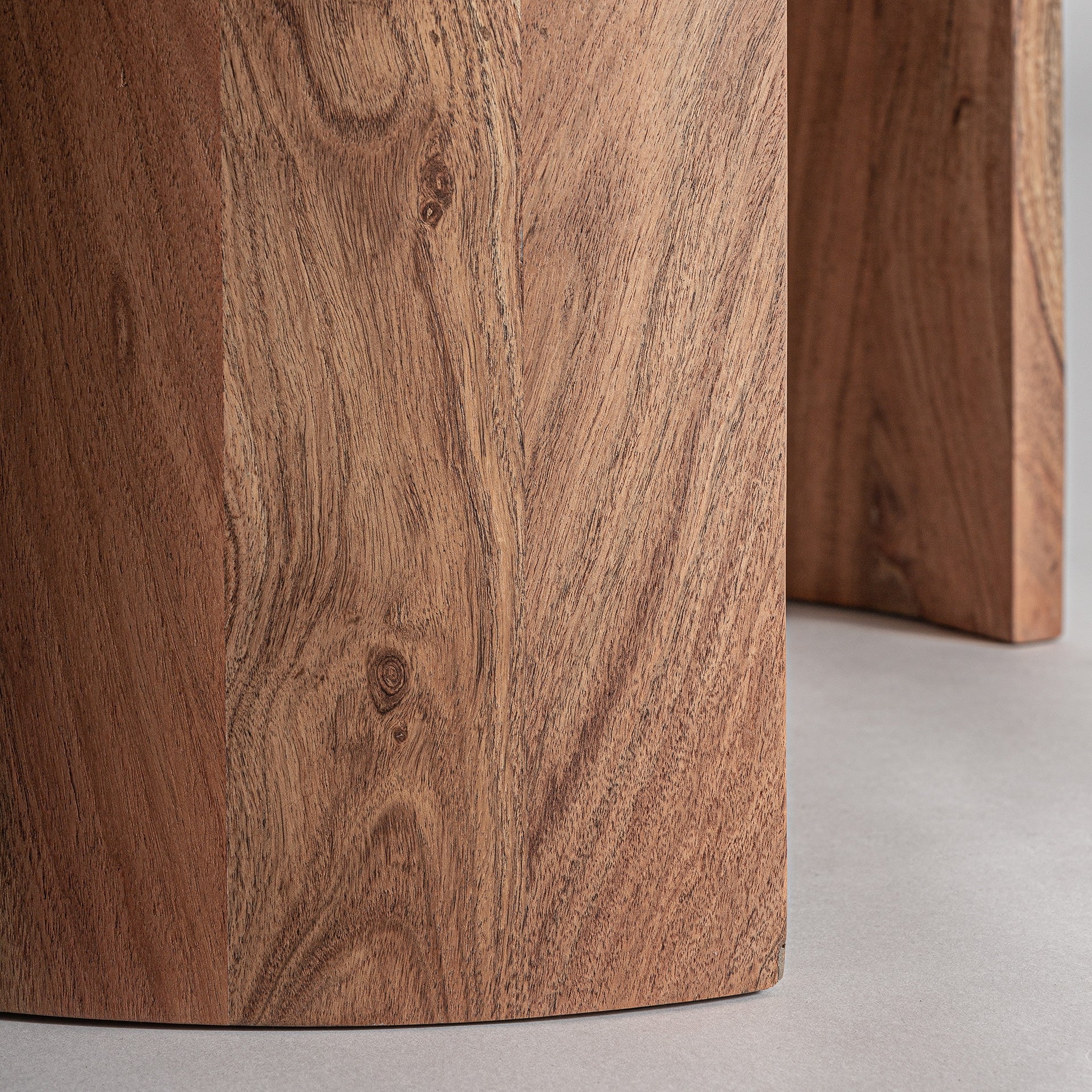 Beistelltisch TIVOLI aus Mangoholz mit Travertinplatte