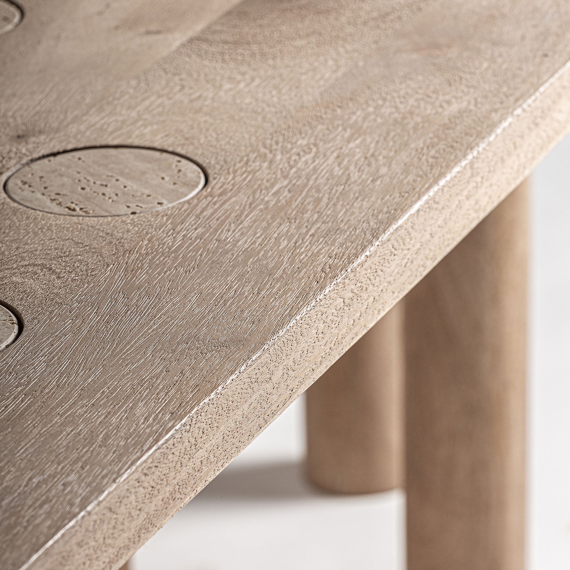 Tisch JACQUARD aus Mangoholz mit Travertin-Oberfläche