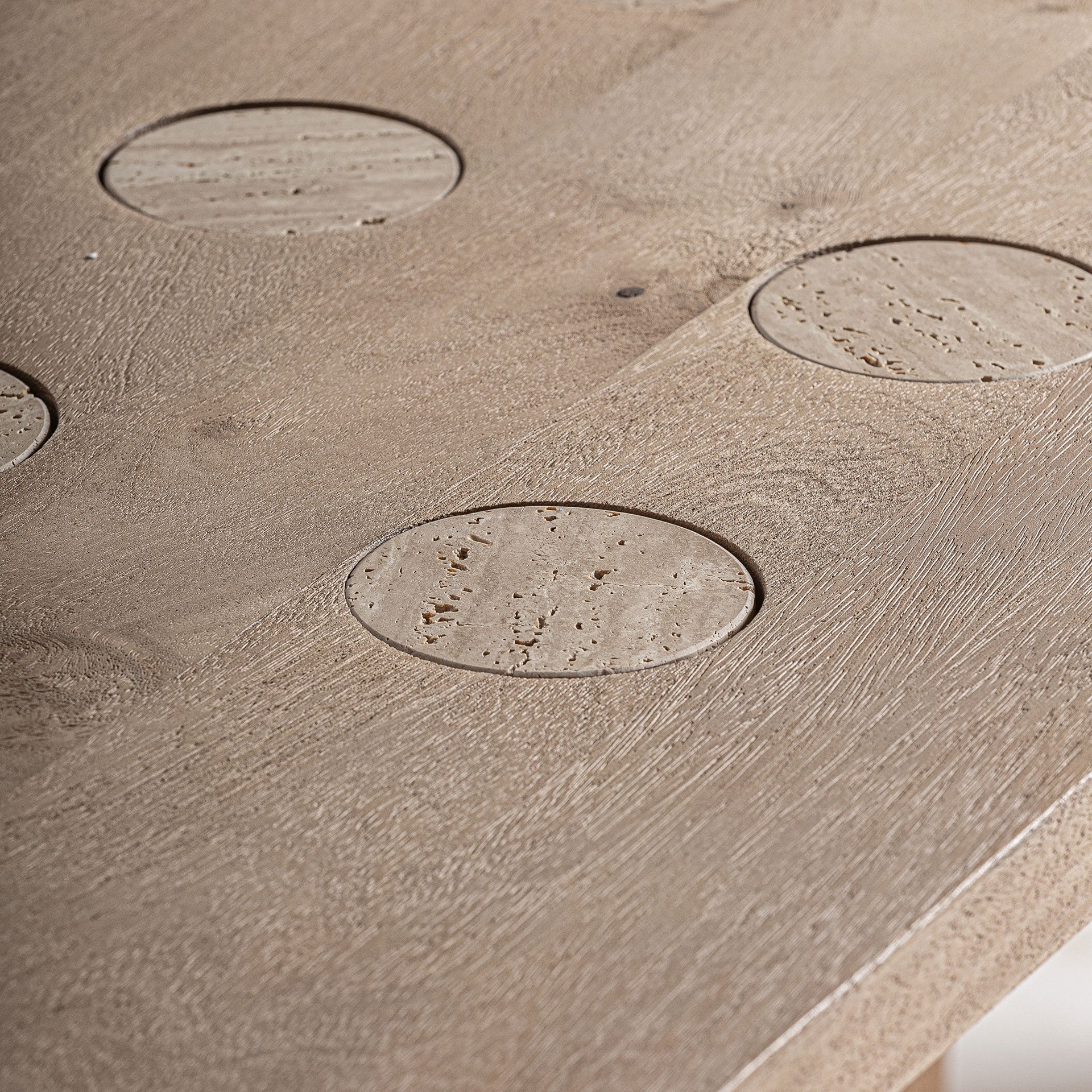 Tisch JACQUARD aus Mangoholz mit Travertin-Oberfläche