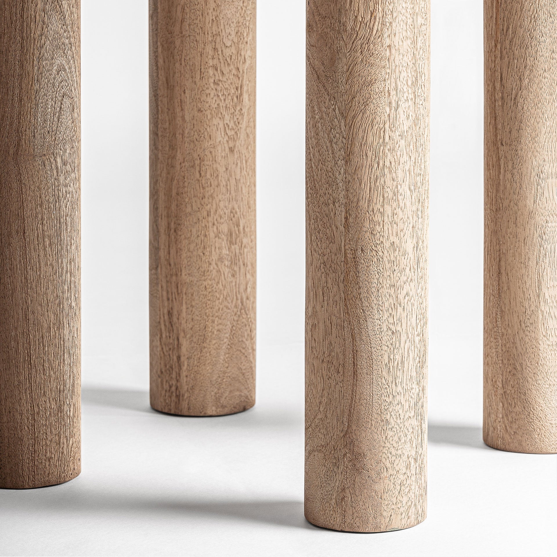 Tisch JACQUARD aus Mangoholz mit Travertin-Oberfläche
