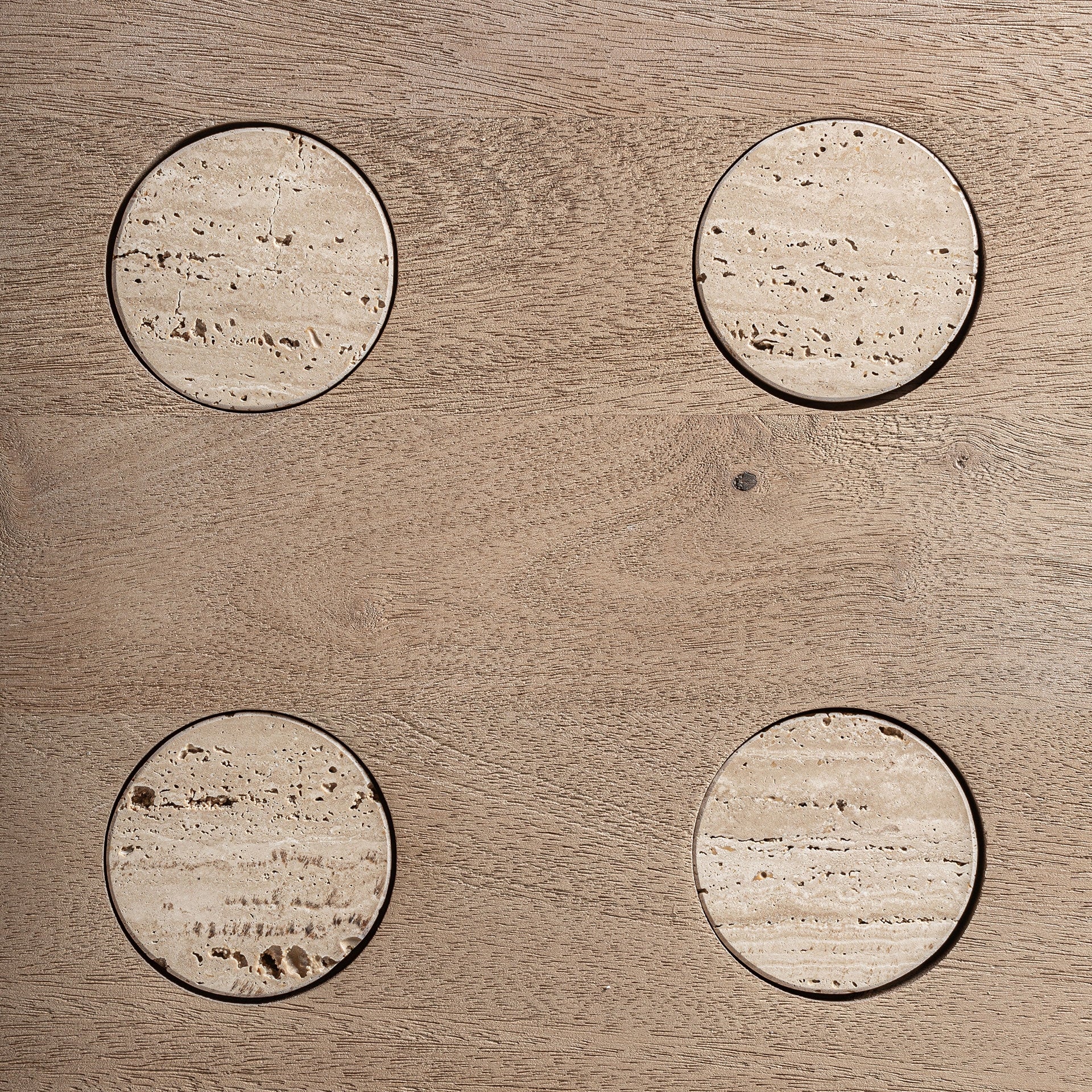 Quadratischer Tisch JACQUARD aus Mangoholz mit Travertin-Oberfläche