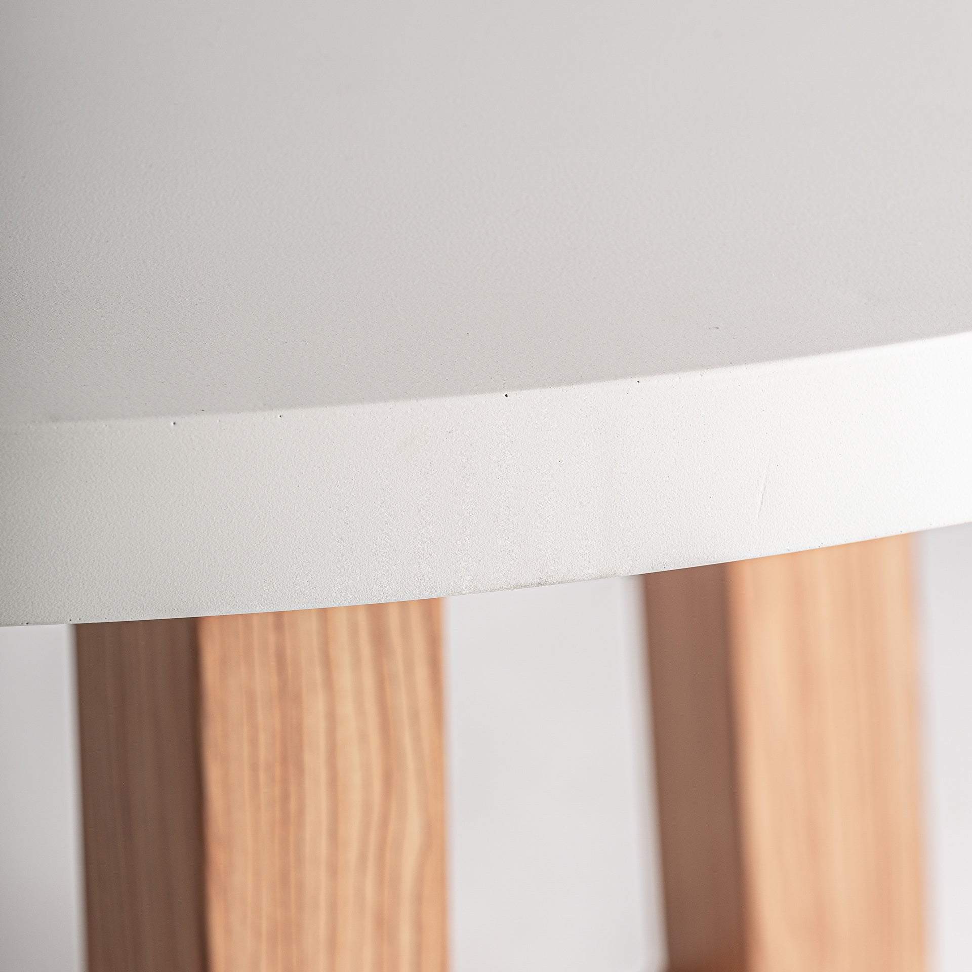 Runder Gartentisch KOSHENA mit Betonplatte und Aluminiumgestell