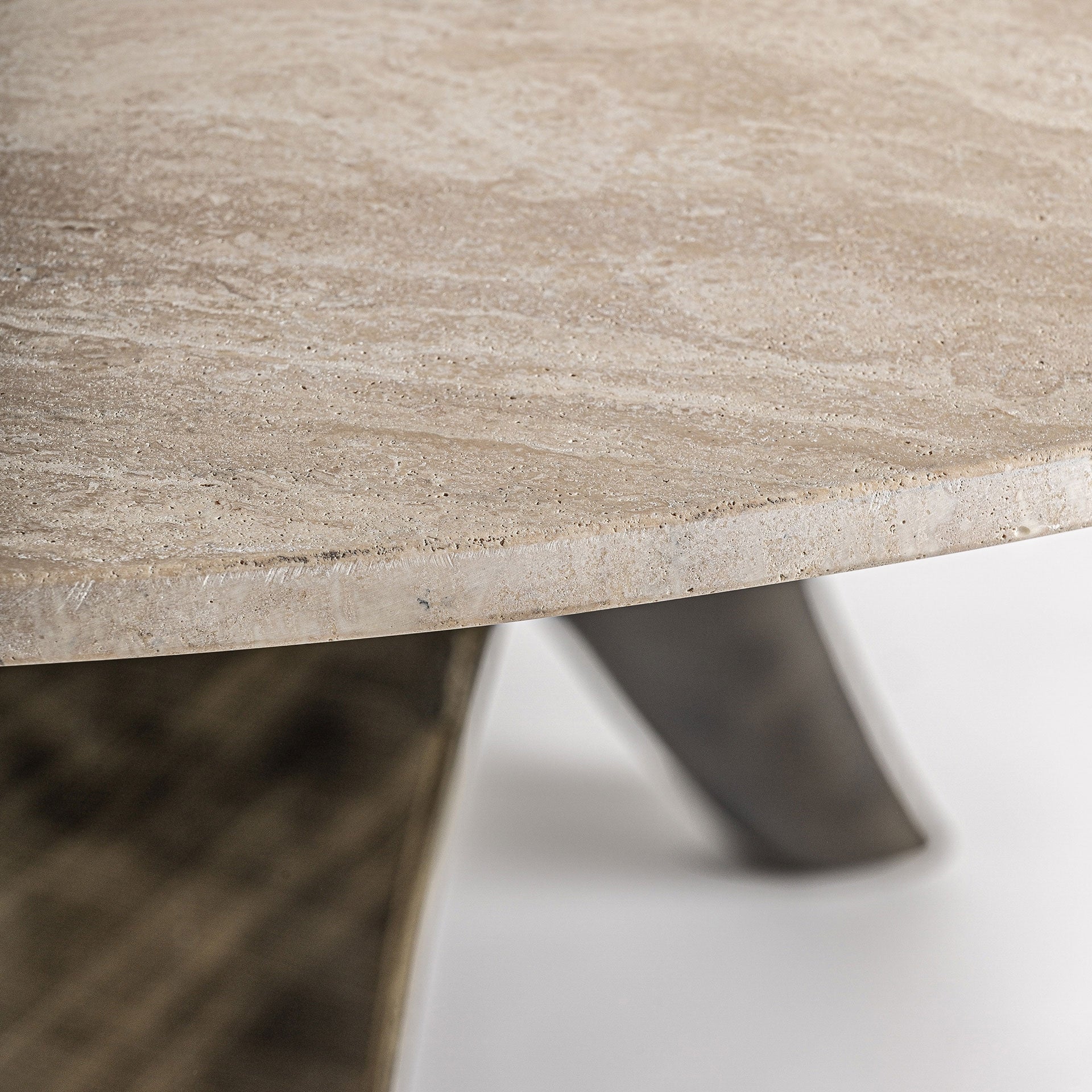 Runder Tisch LAIZE mit Travertinplatte und Stahlbasis