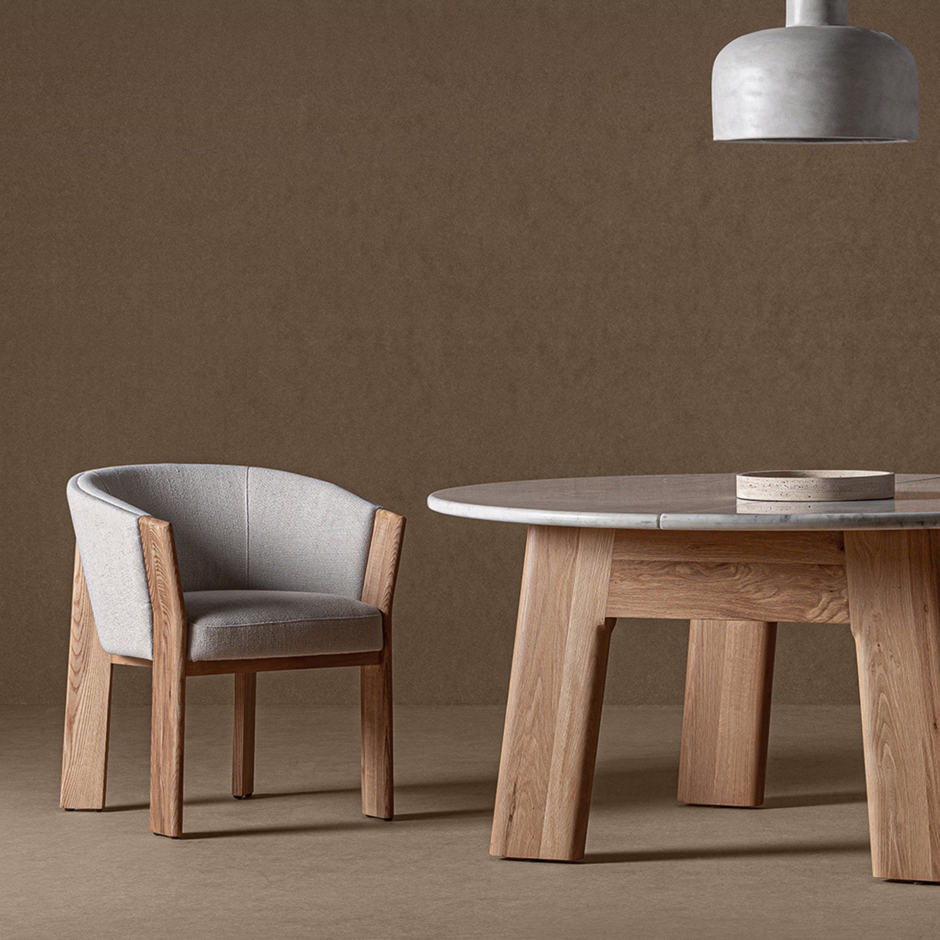 Runder Tisch NARA aus Eichenholz mit Marmorplatte