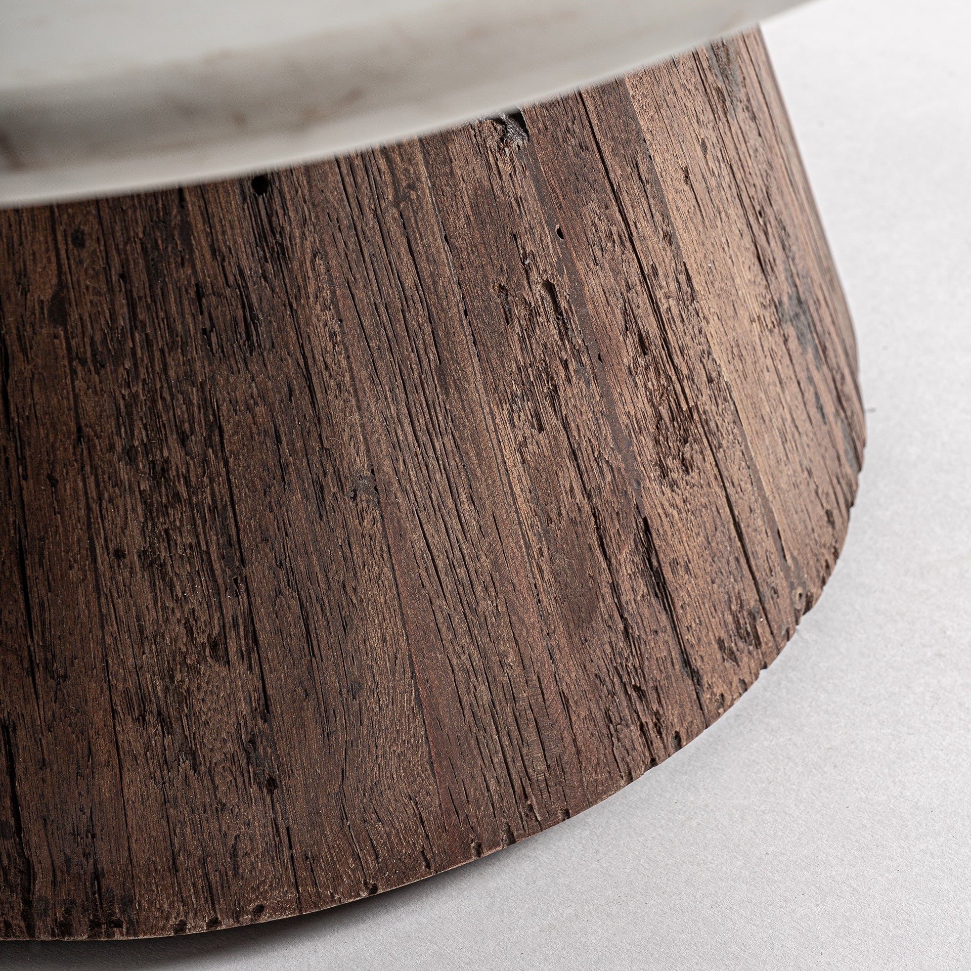 Runder Tisch SKORUP aus recyceltem Holz mit Marmorplatte