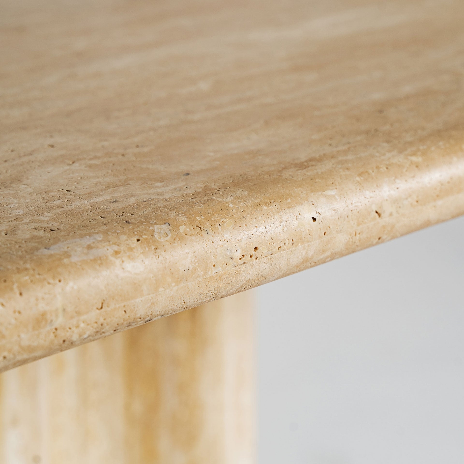Ovale Tisch auf einem Fuß THIENNES beige Travertin