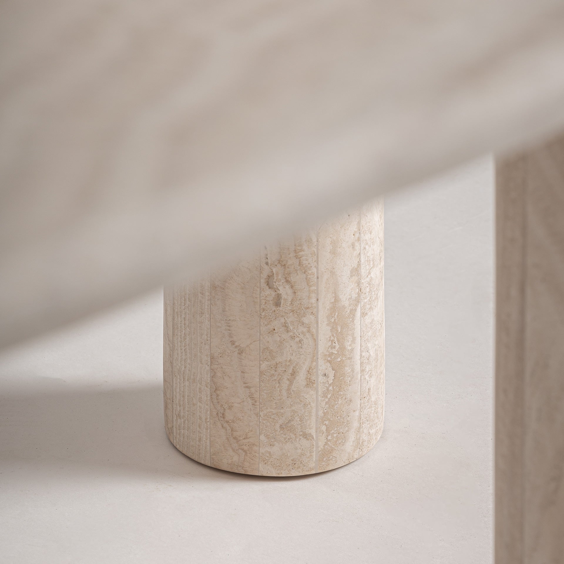 THIENNES Table Broken White Travertine