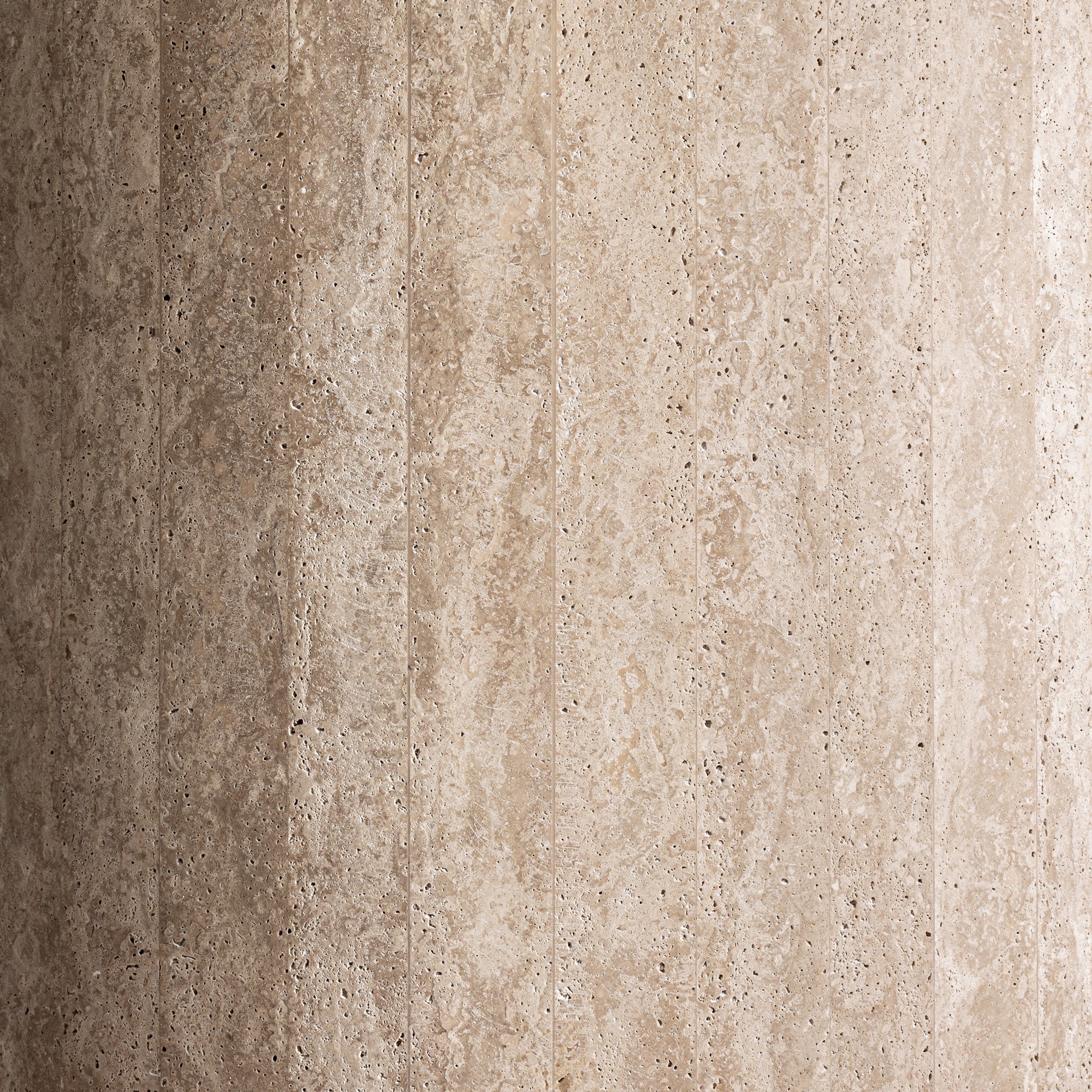 Round Table THIENNES Broken White Travertine